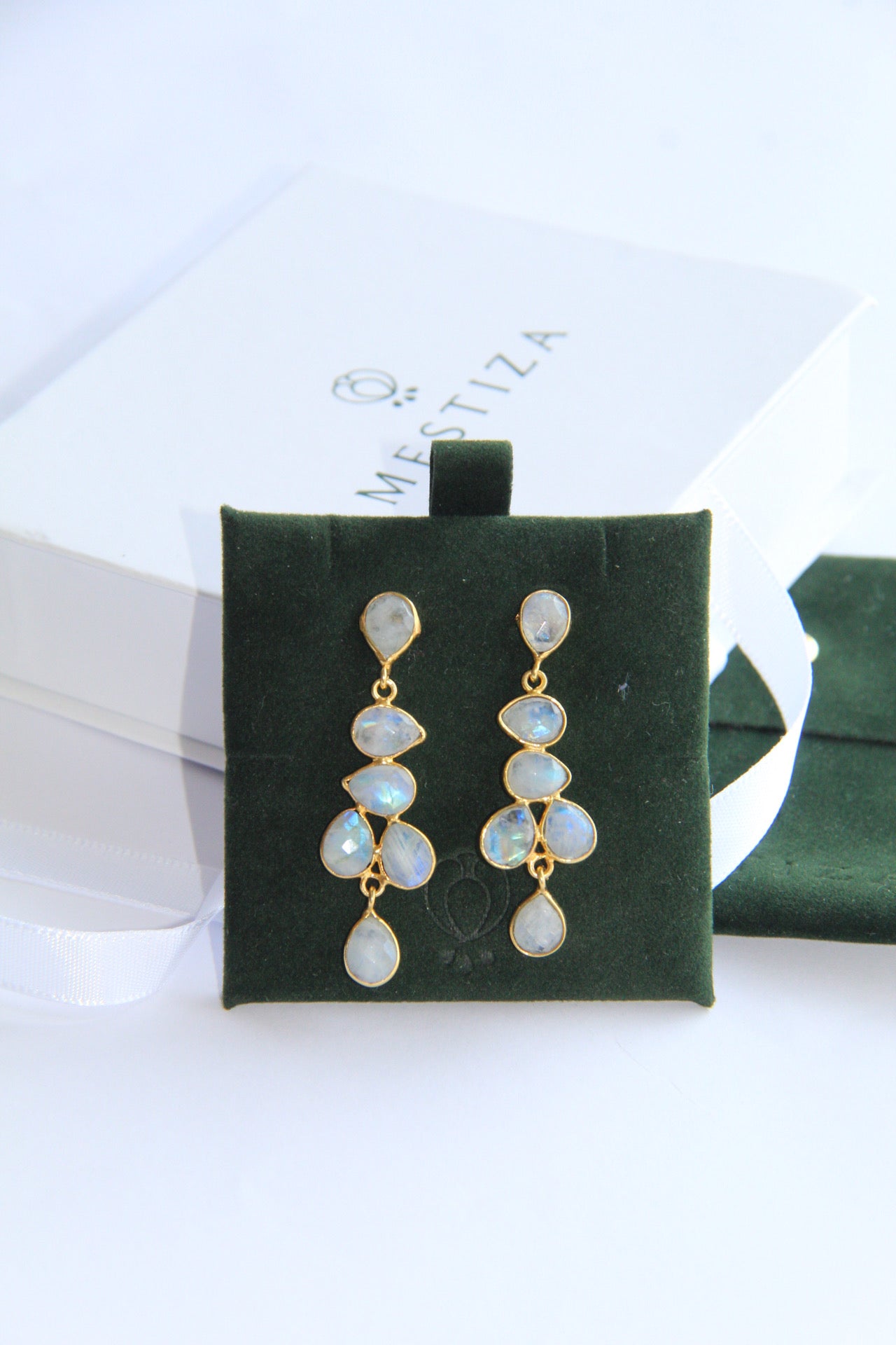 NARCISO, aretes con piedras, bañados en oro de 24k.