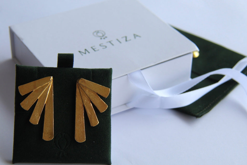 FAN, ARETES DORADOS CON BAÑO DE ORO