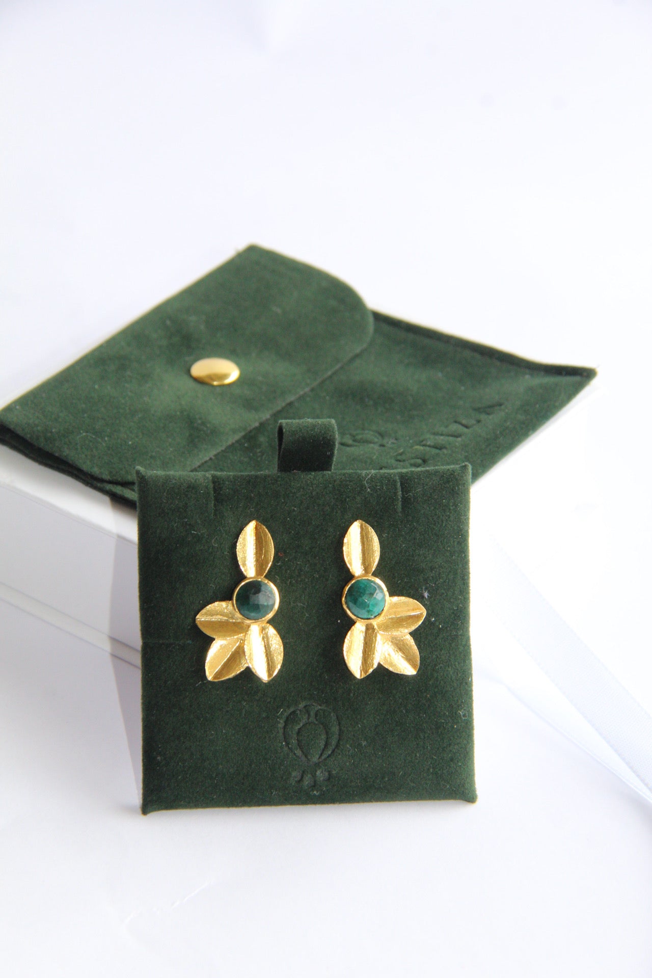 TOKIO, aretes con piedras y baño de oro de 24k