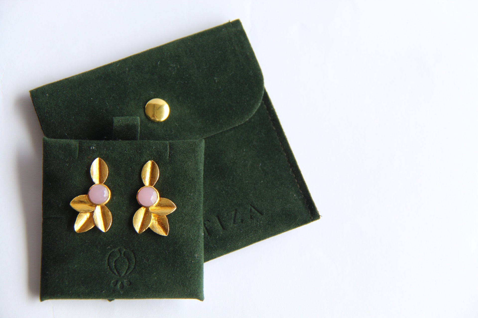 TOKIO, aretes con piedras y baño de oro de 24k
