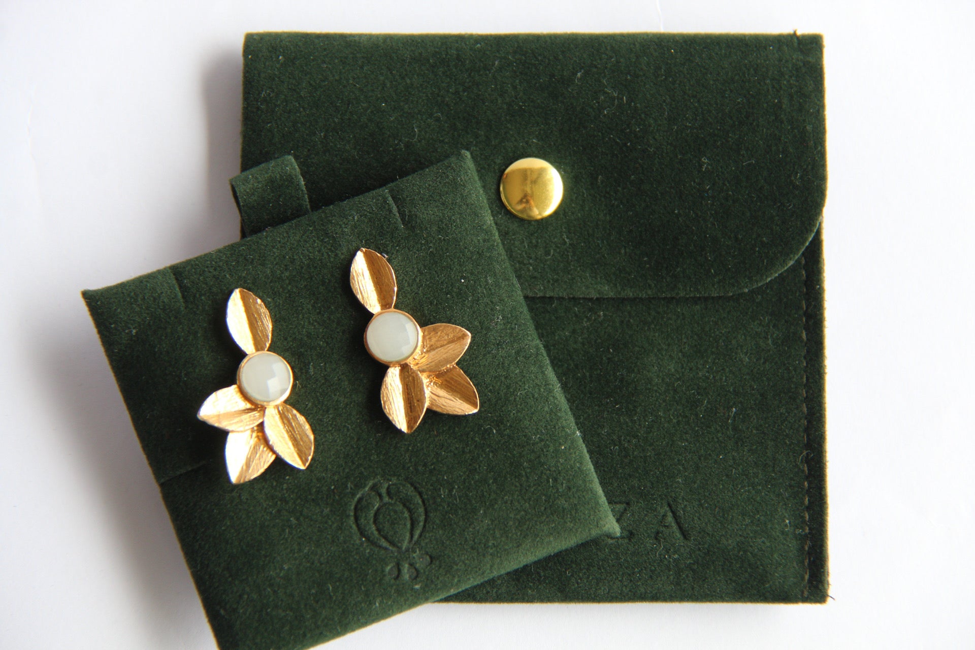 TOKIO, aretes con piedras y baño de oro de 24k