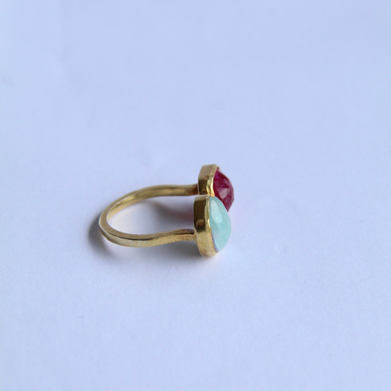 MARGOT, Anillo con piedras naturales y baño de oro