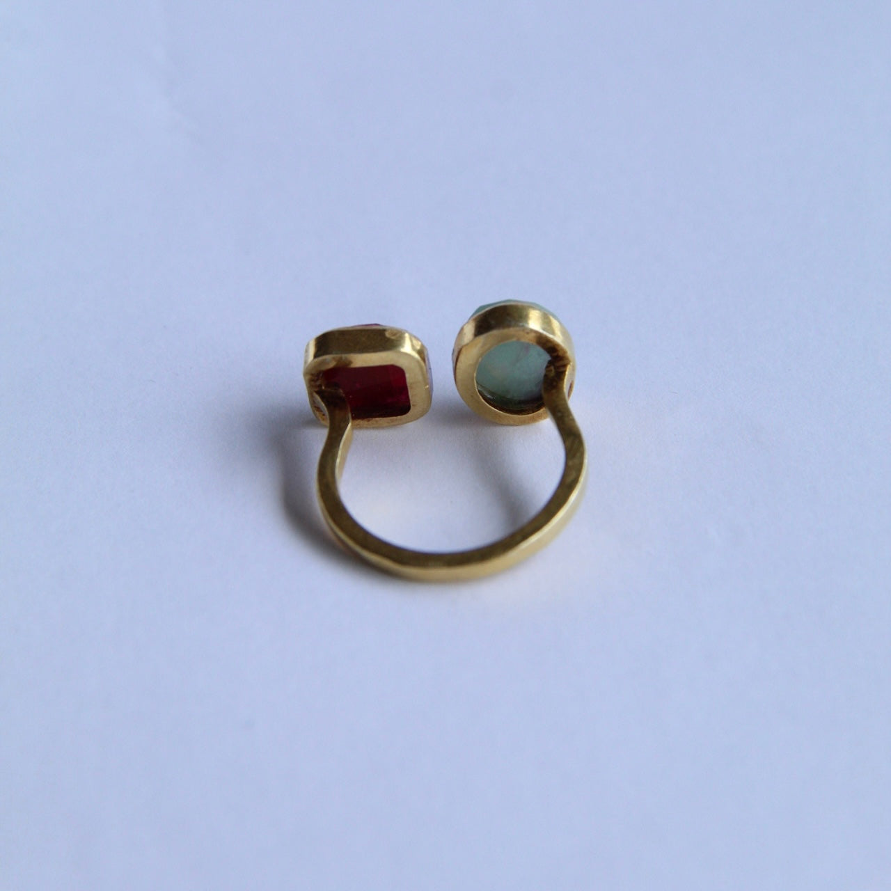 MARGOT, Anillo con piedras naturales y baño de oro