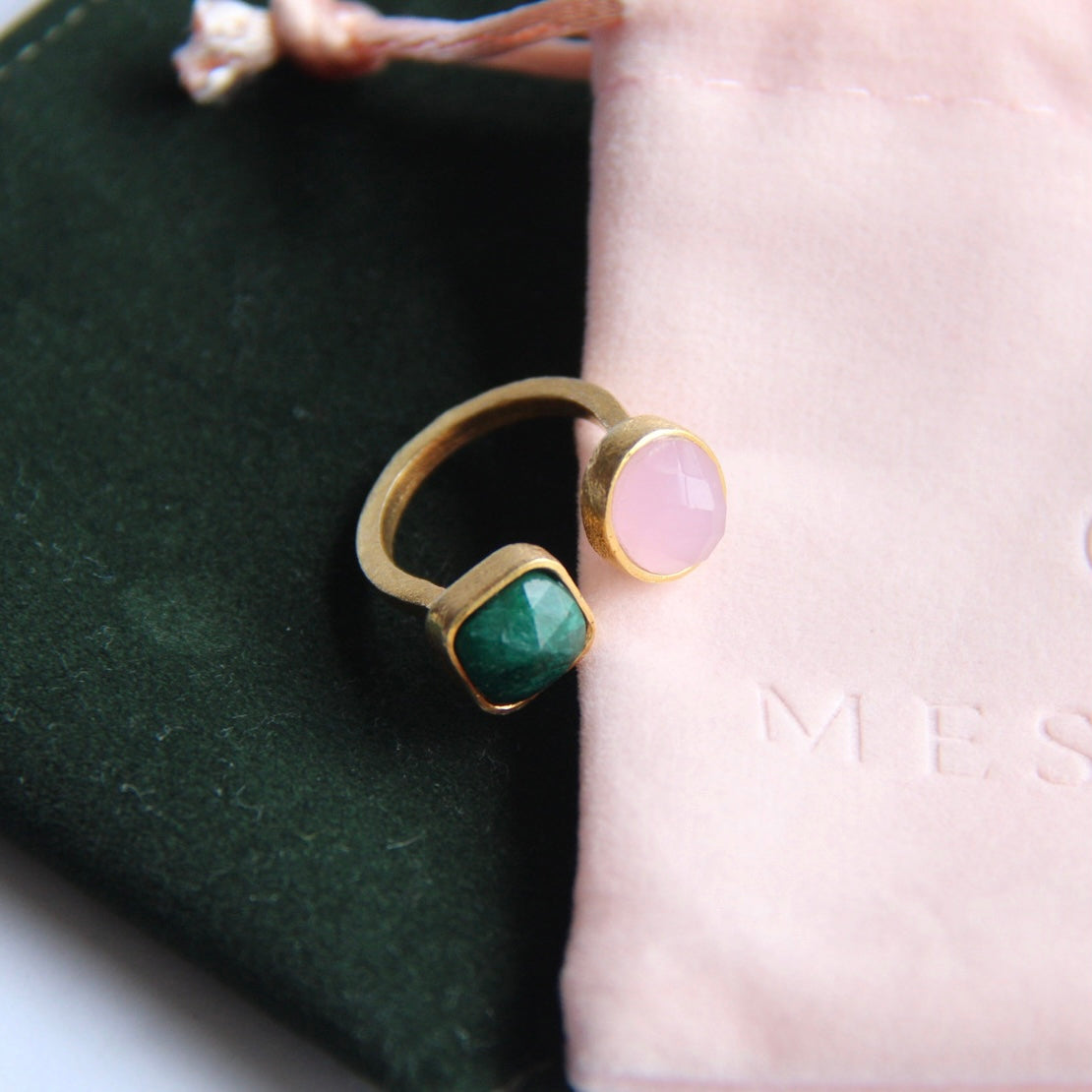 MARGOT, Anillo con piedras naturales y baño de oro