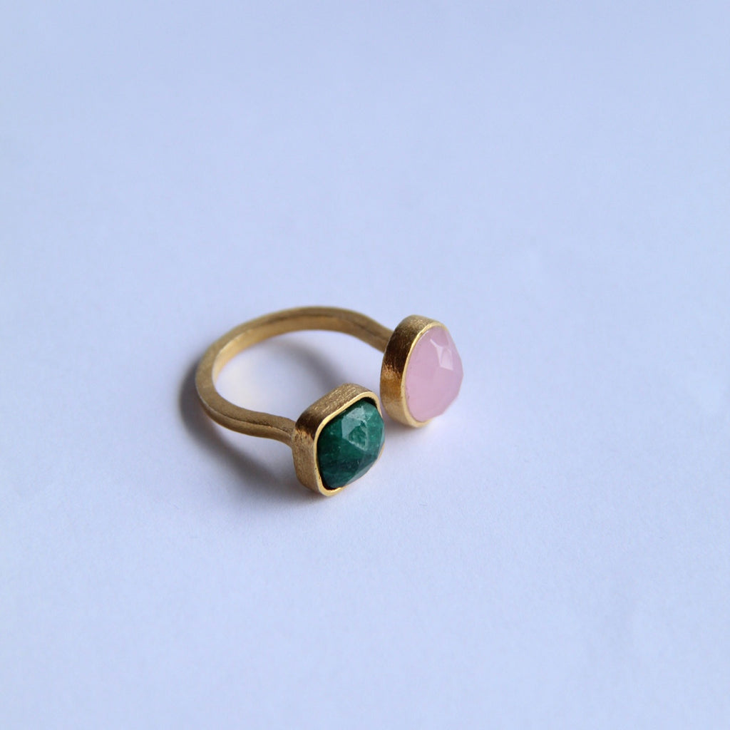 MARGOT, Anillo con piedras naturales y baño de oro