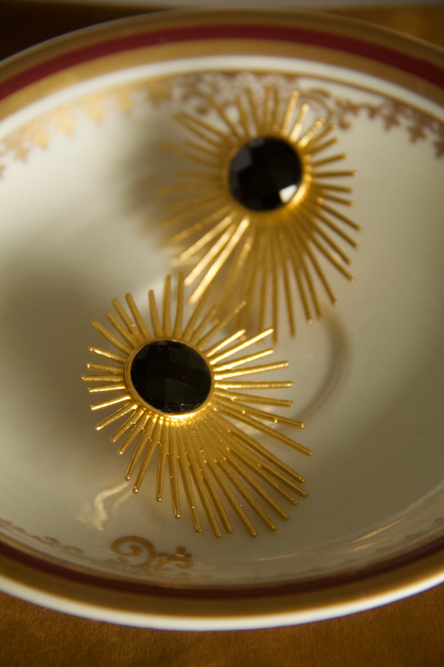 ALEKSANDRA MAXI, ARETES CON PIEDRAS NATURALES Y BAÑO DE ORO