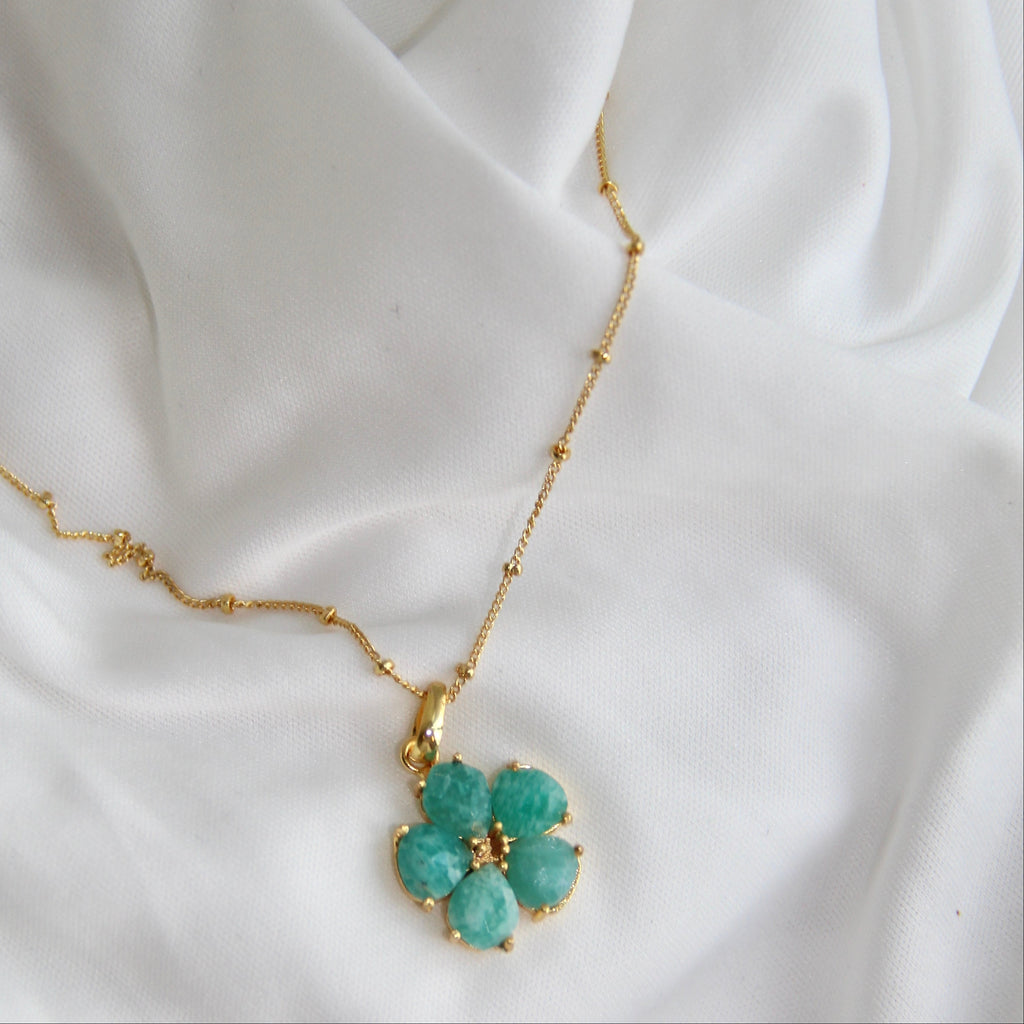 COLLAR MACA, con piedras naturales.