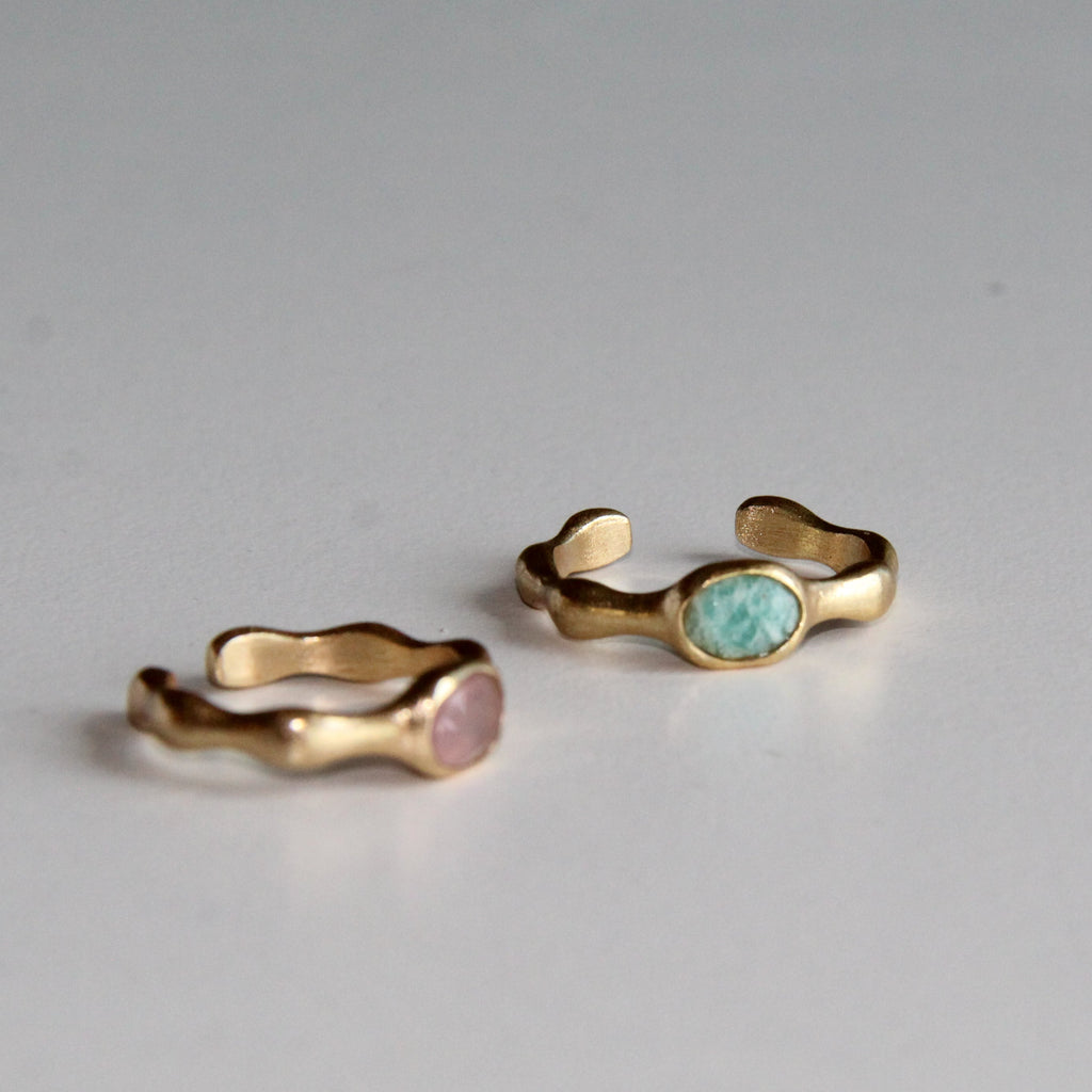 LOU, ANILLO AJUSTABLE CON PIEDRAS NATURALES Y BAÑO DE ORO