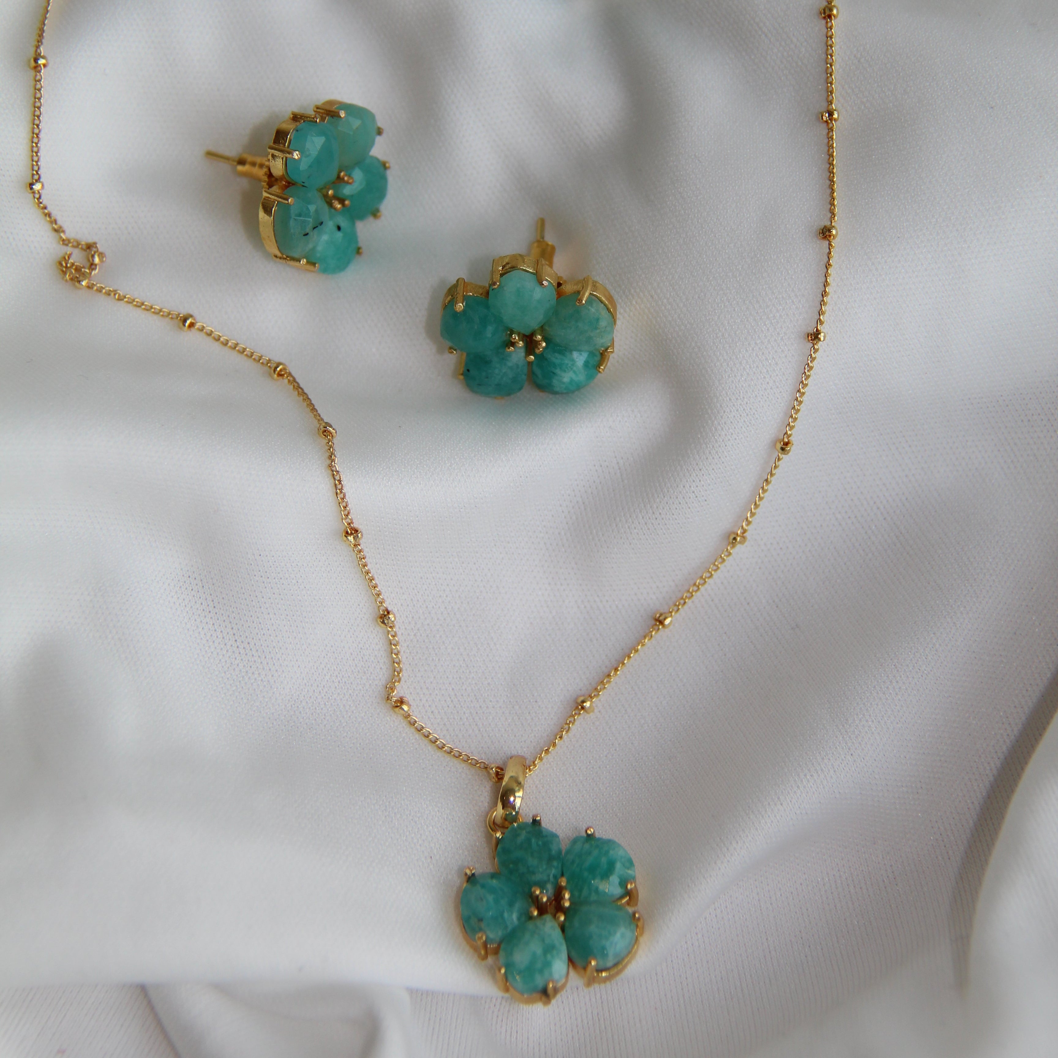 COLLAR MACA, con piedras naturales.