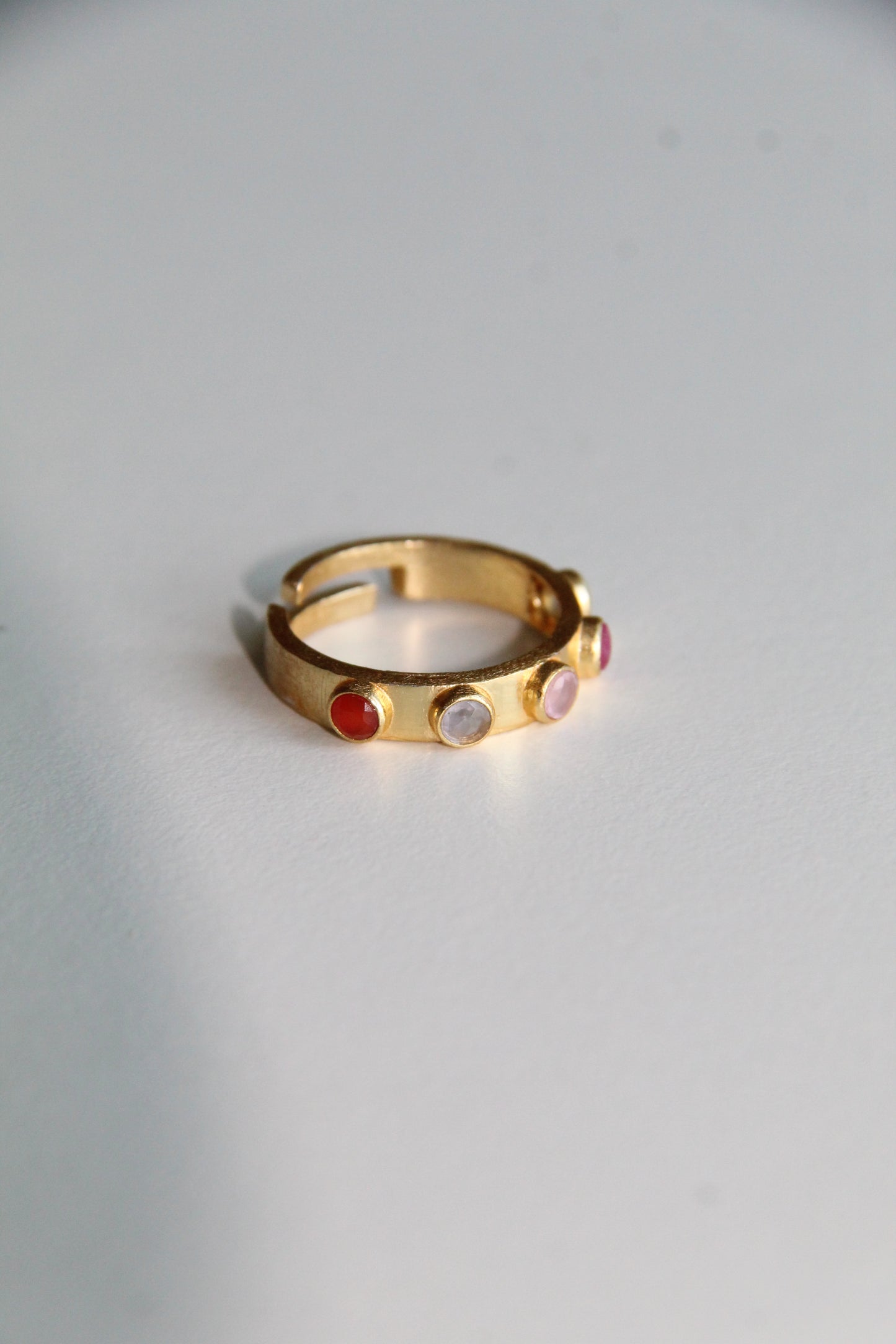 AMELIE, ANILLO AJUSTABLE CON PIEDRAS NATURALES Y BAÑO DE ORO