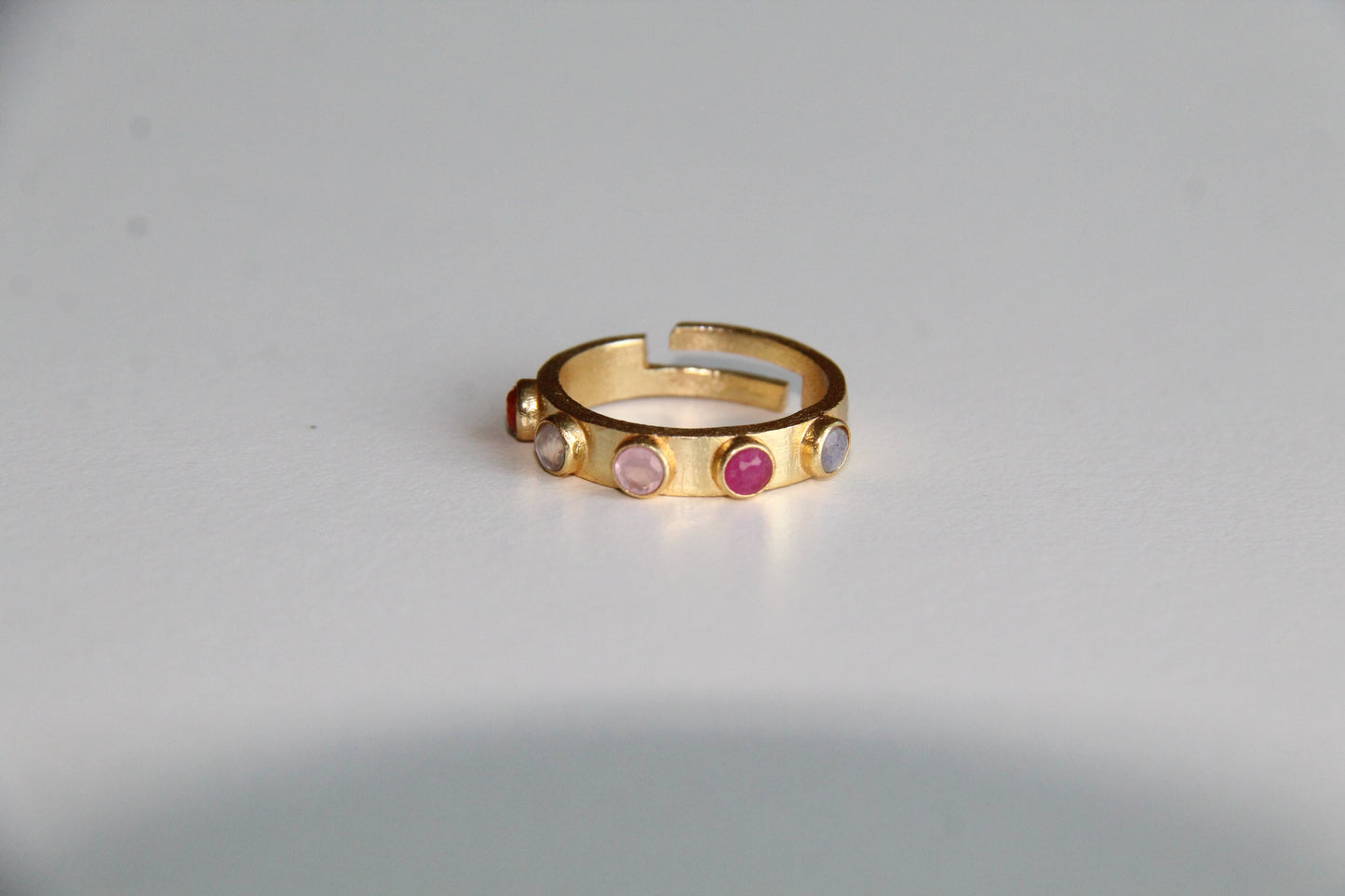AMELIE, ANILLO AJUSTABLE CON PIEDRAS NATURALES Y BAÑO DE ORO