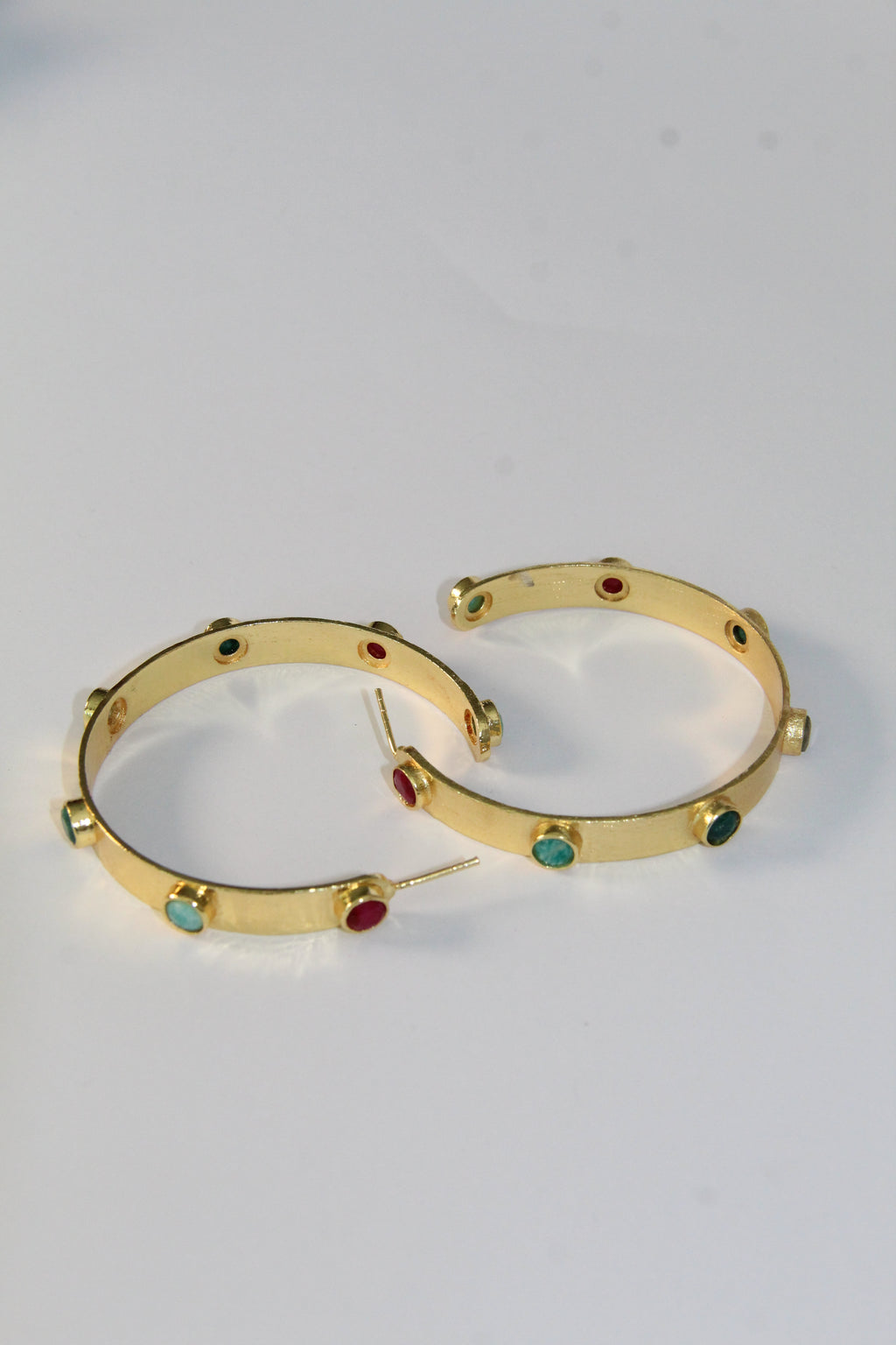 maxi ANNETTE, ARRACADAS CON PIEDRAS NATURALES Y BAÑO DE ORO