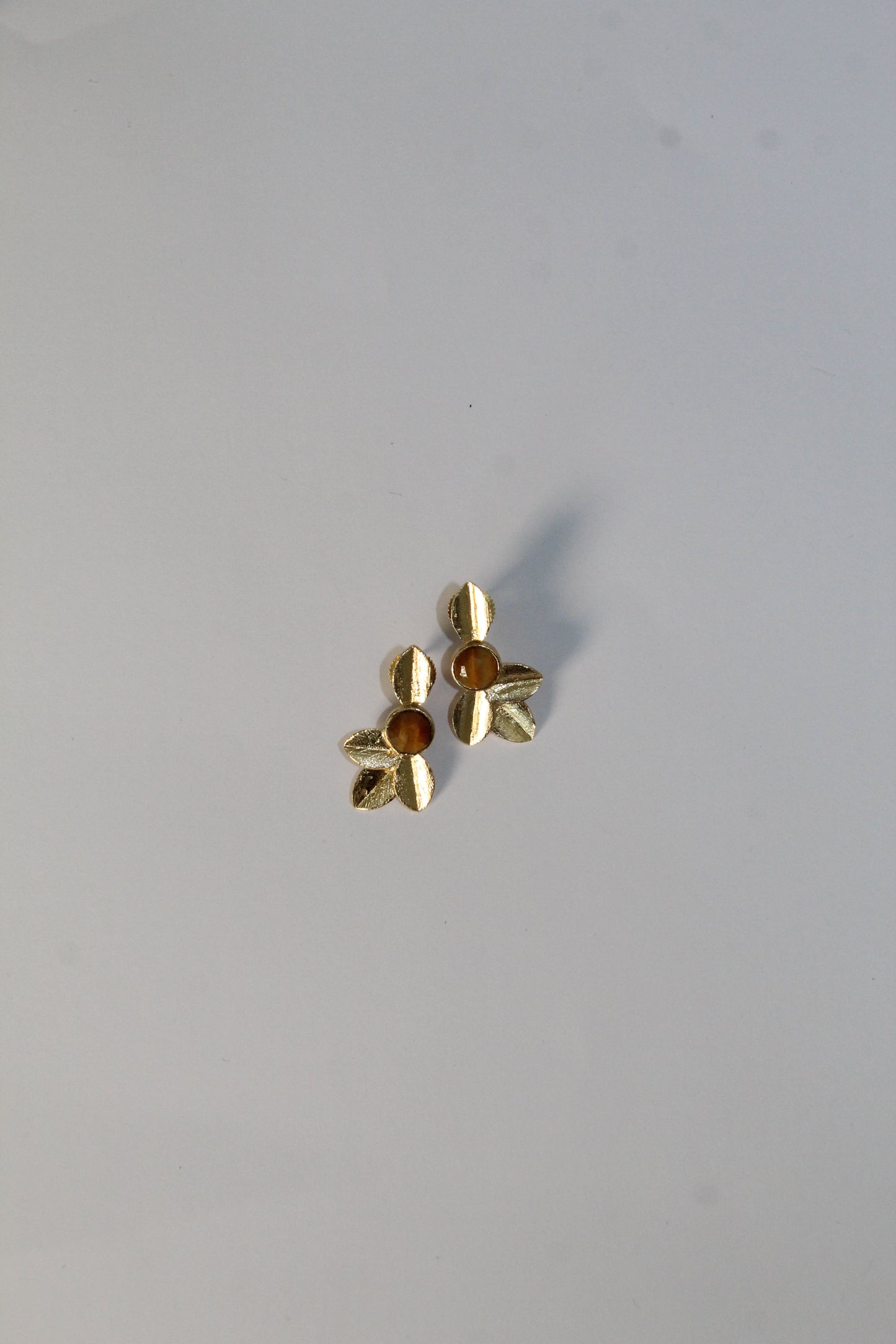 TOKIO, aretes con piedras y baño de oro de 24k
