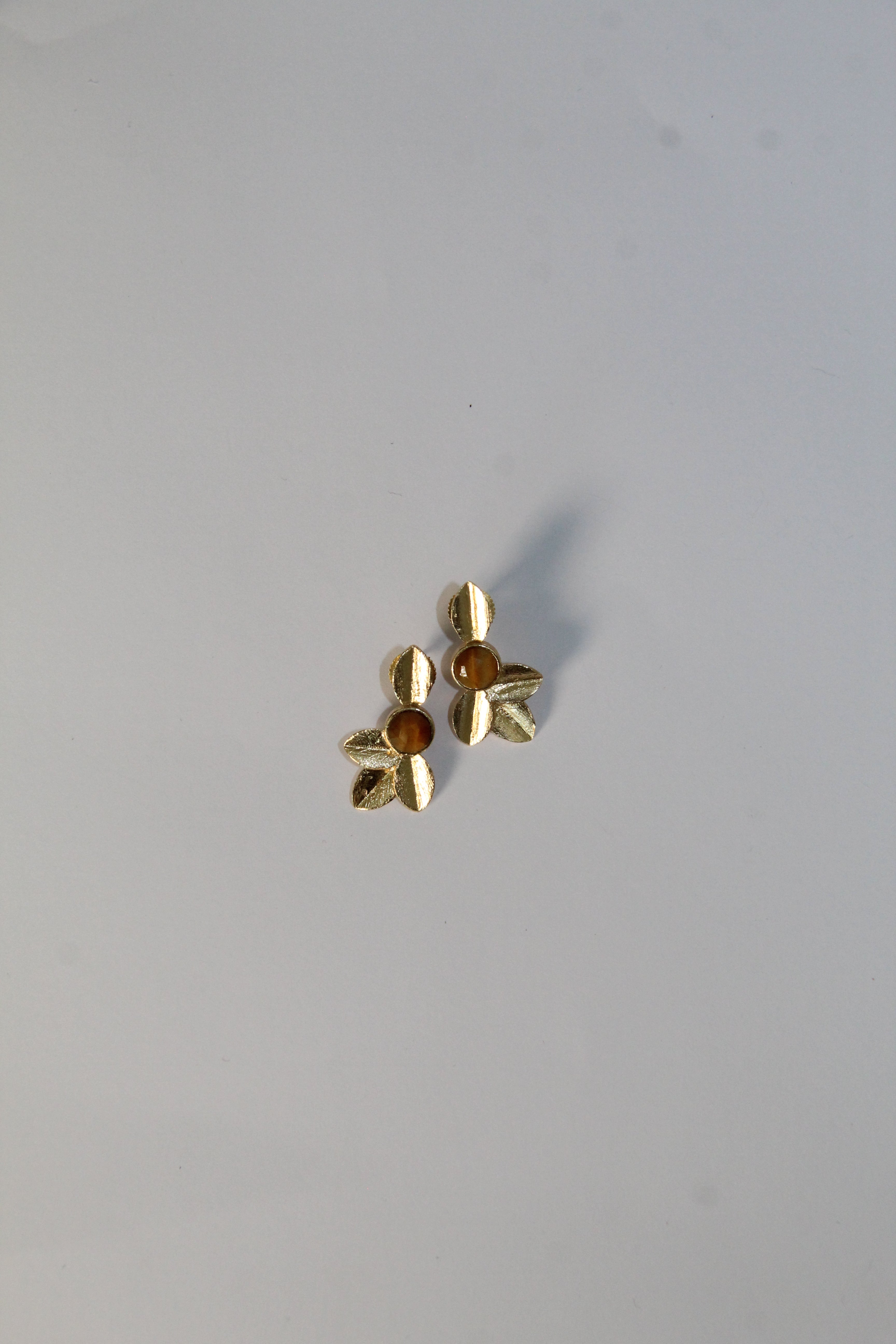 TOKIO, aretes con piedras y baño de oro de 24k