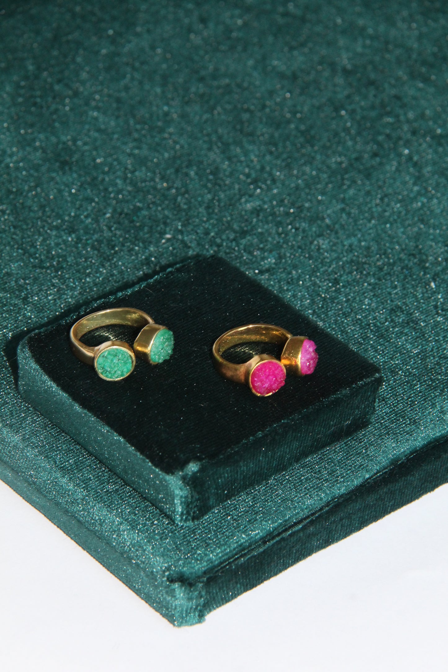 KAIA, ANILLO CON PIEDRAS DRUZA DE CUARZO Y BAÑO DE ORO DE 18K
