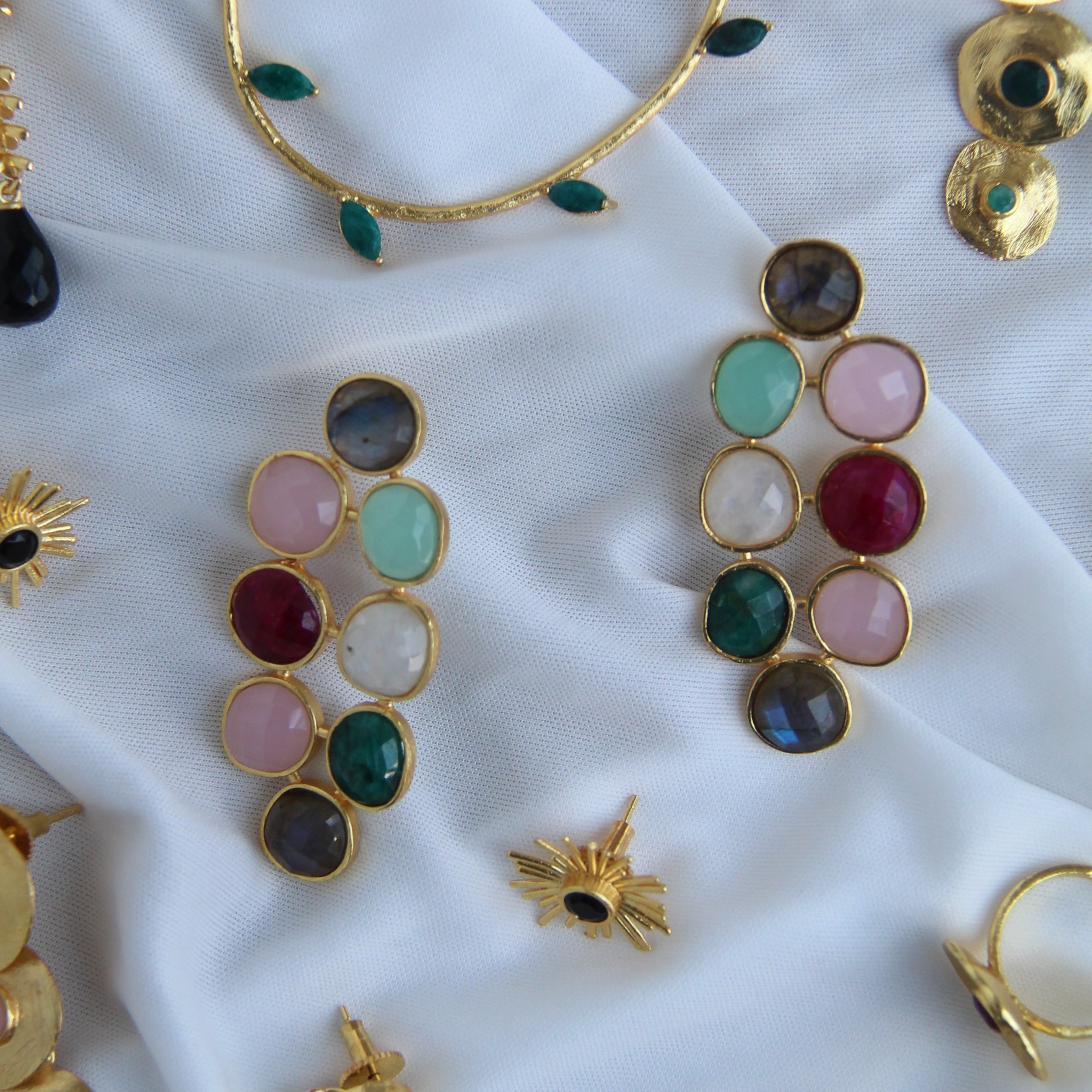 AVIVA, ARETES CON PIEDRAS NATURALES Y BAÑO DE ORO