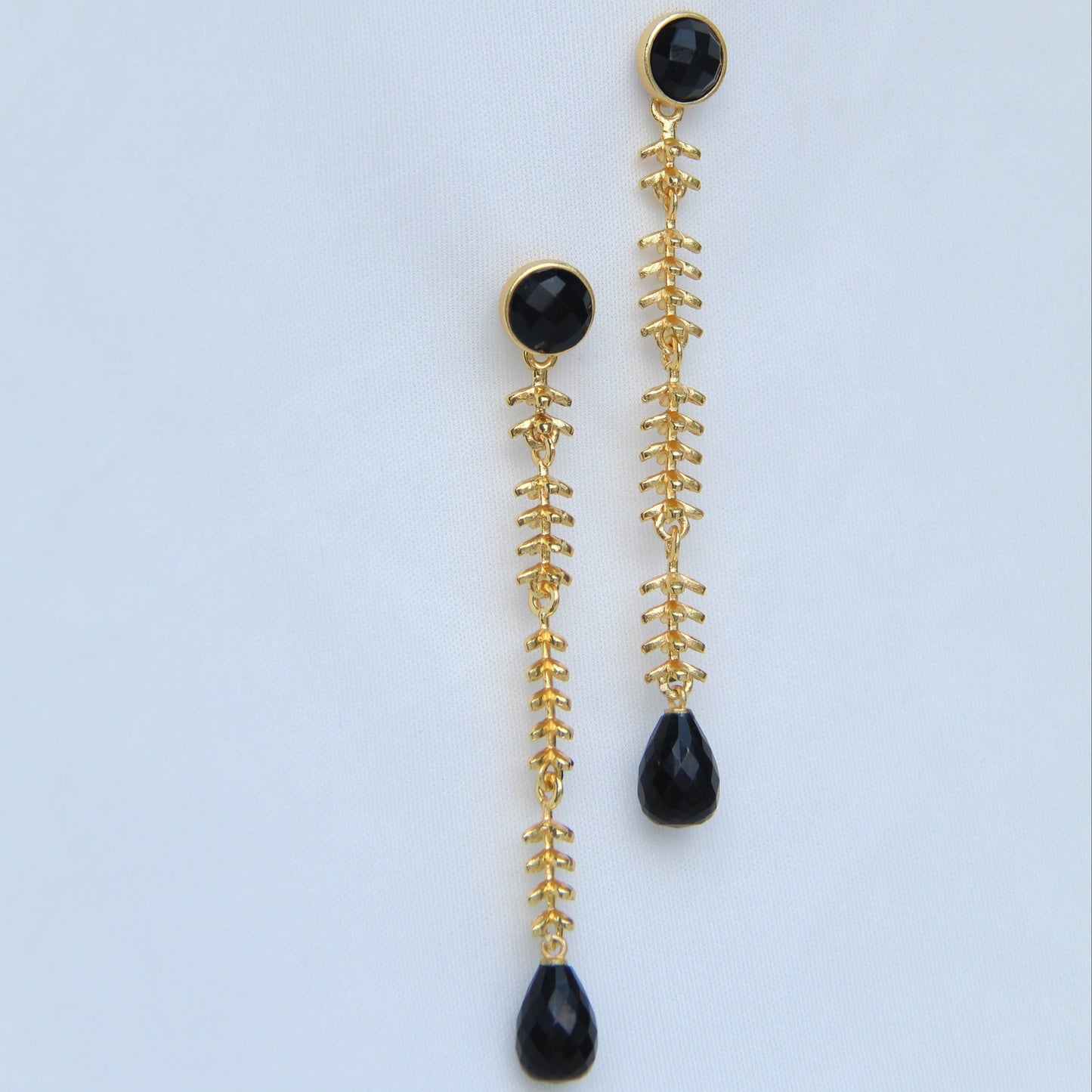 SAKTI, ARETES CON PIEDRAS NATURALES Y BAÑO DE ORO