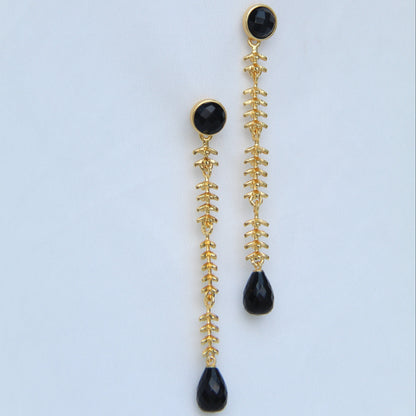 SAKTI, ARETES CON PIEDRAS NATURALES Y BAÑO DE ORO