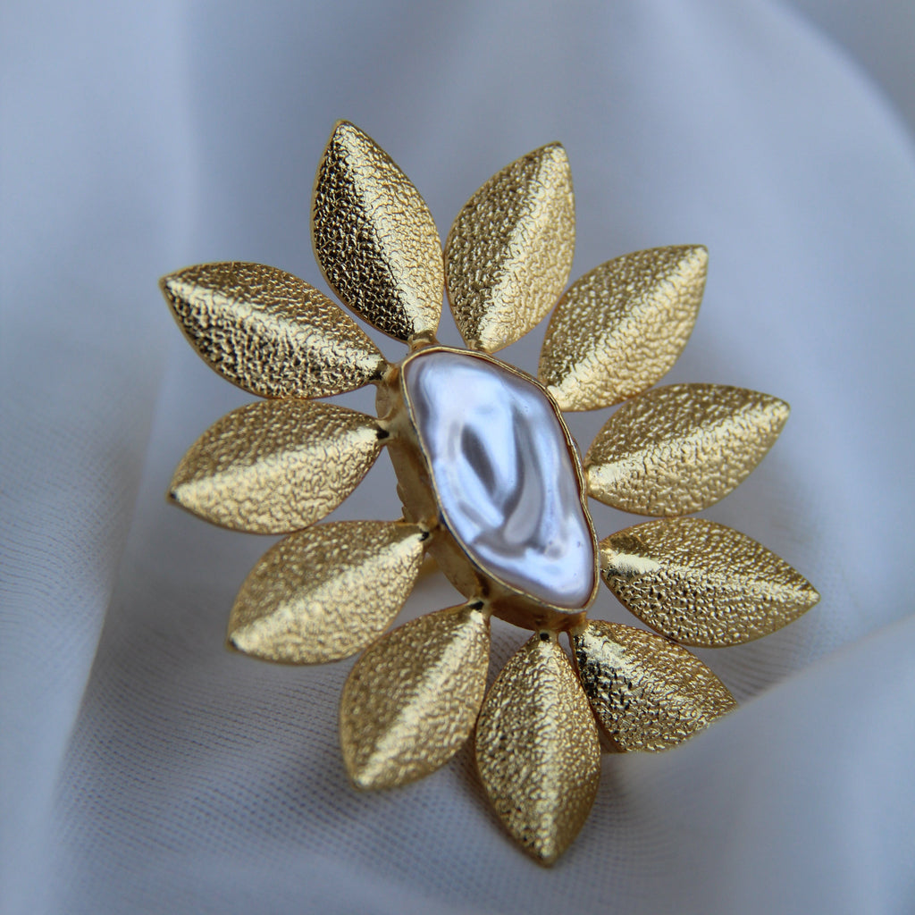 INDAH, ANILLO CON PERLA BARROCA Y BAÑO DE ORO