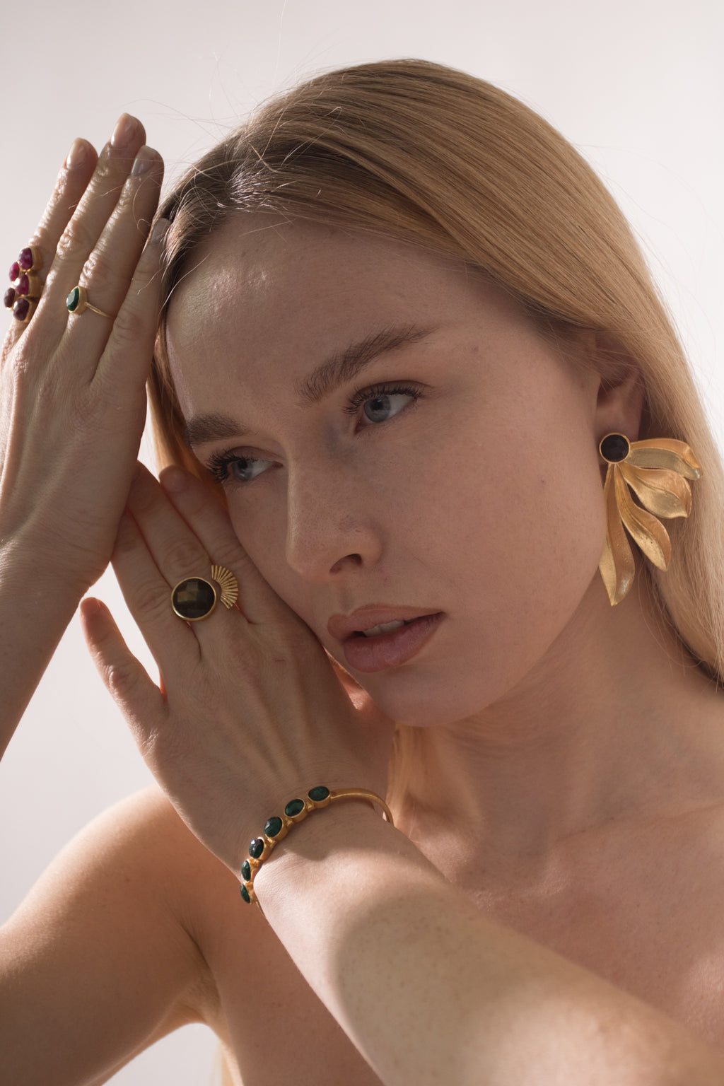 LEONORA, ARETES CON PIEDRAS NATURALES