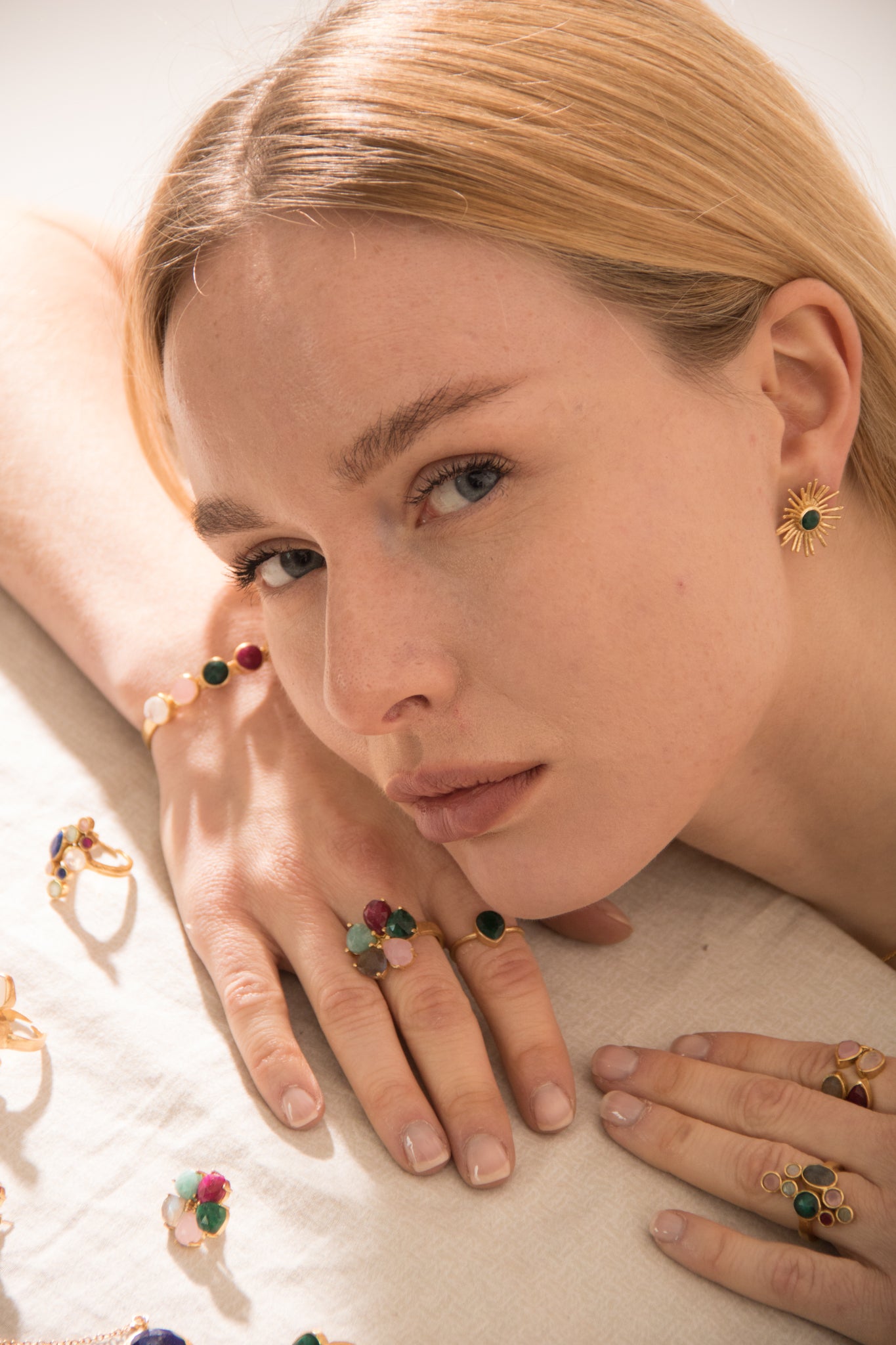 SOL, ARETES CON PIEDRAS NATURALES