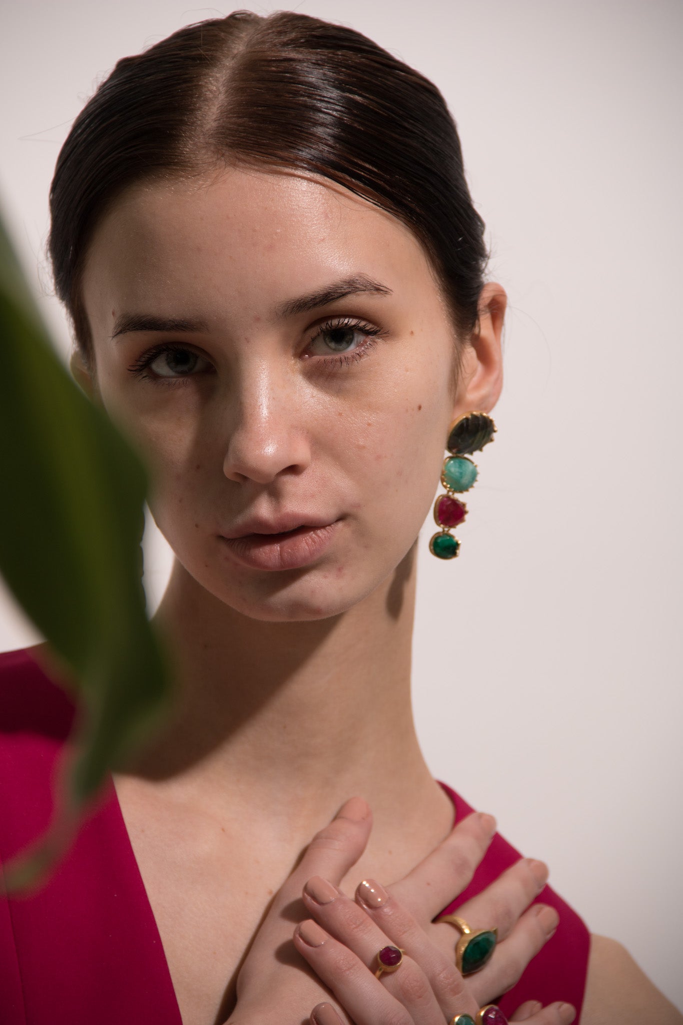 LARA, ARETES DESMONTABLES, CON PIEDRAS NATURALES Y BAÑO DE ORO