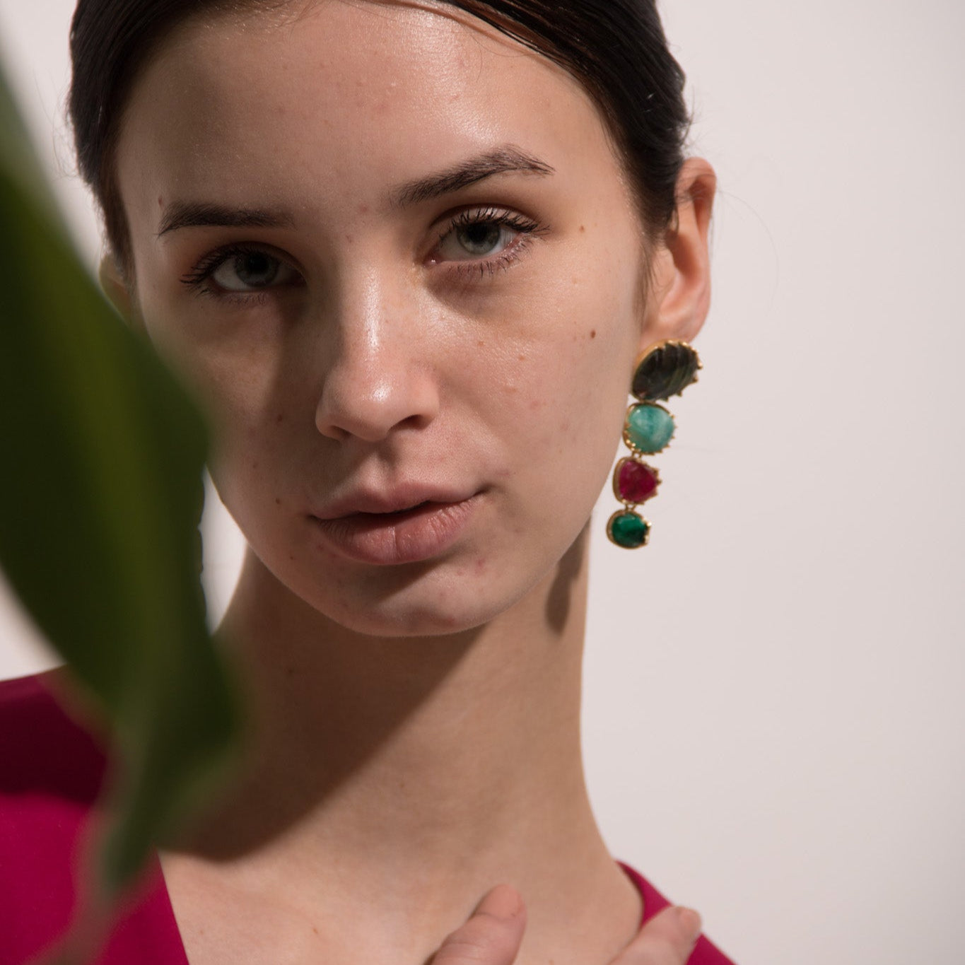 LARA, ARETES DESMONTABLES, CON PIEDRAS NATURALES Y BAÑO DE ORO