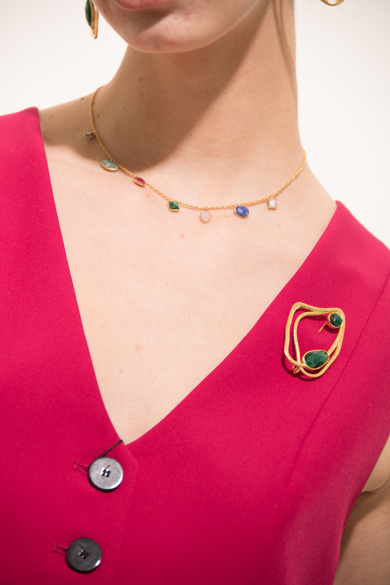 AYLA, ARETES CON PIEDRAS NATURALES Y BAÑO DE ORO