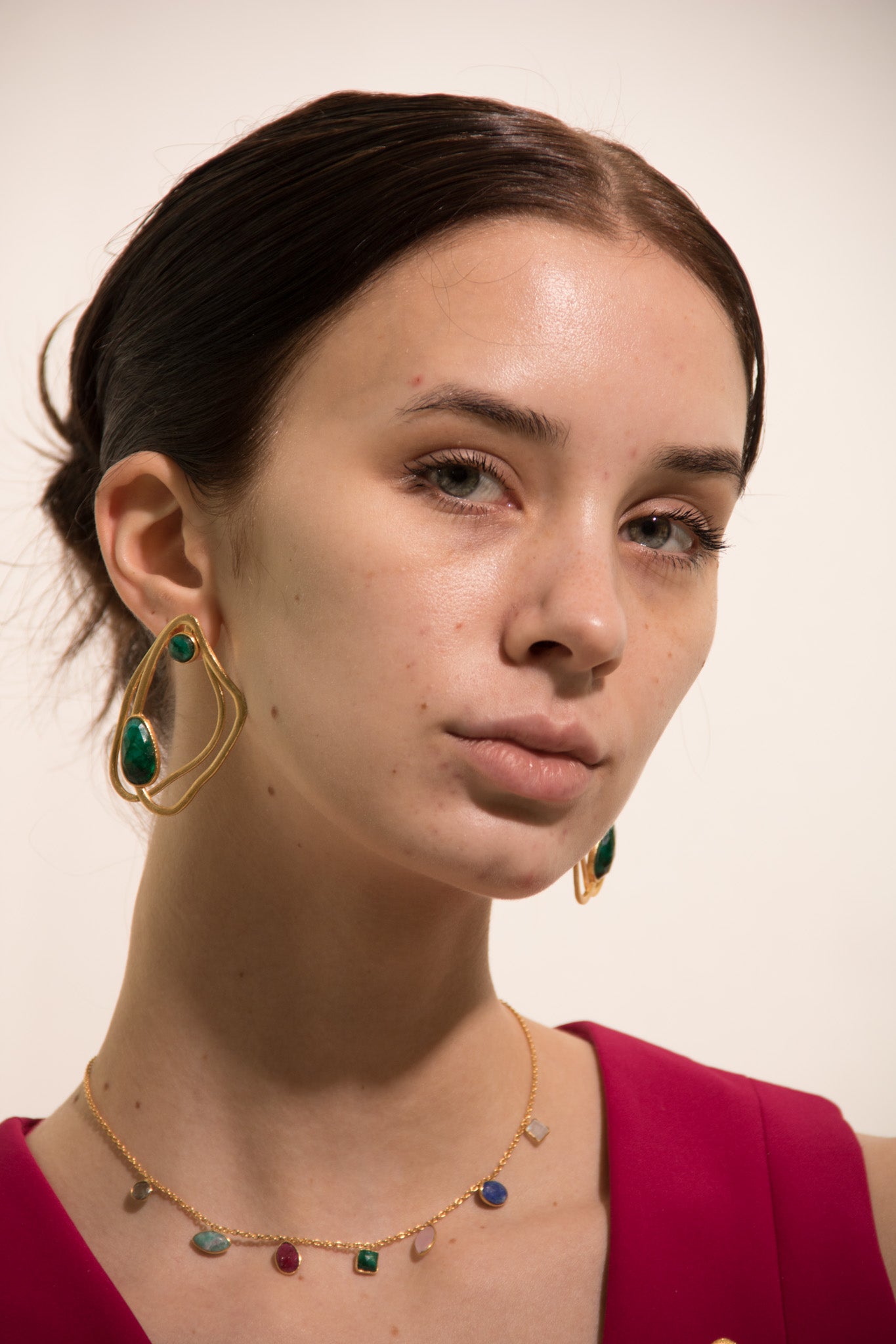 AYLA, ARETES CON PIEDRAS NATURALES Y BAÑO DE ORO