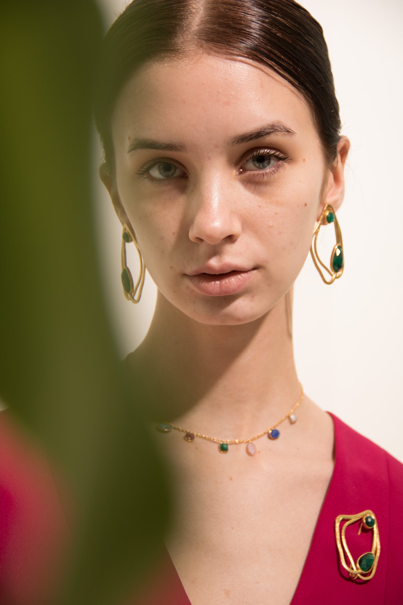 AYLA, ARETES CON PIEDRAS NATURALES Y BAÑO DE ORO