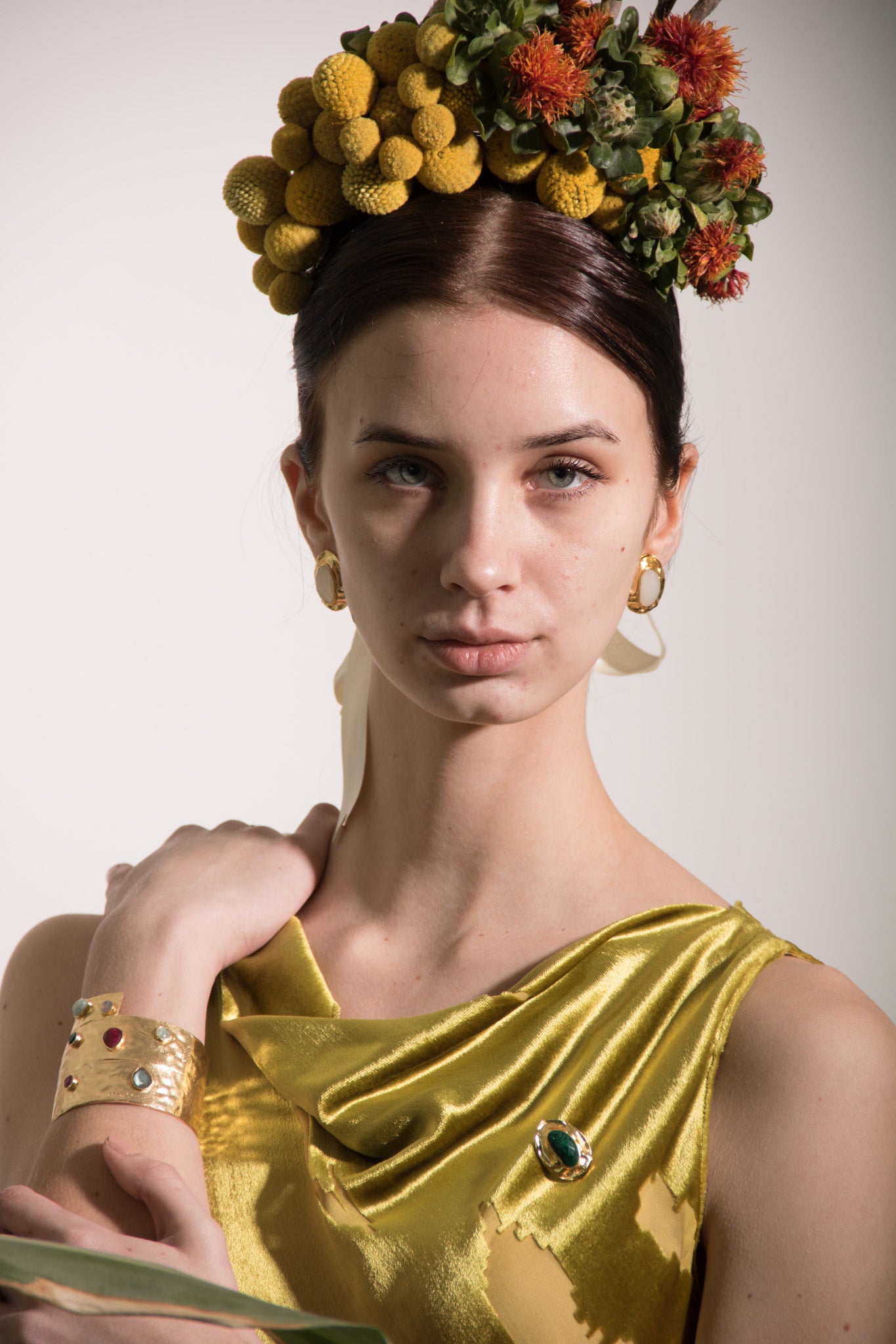 OLIVA, ARETES CON PIEDRAS NATURALES Y BAÑO DE ORO