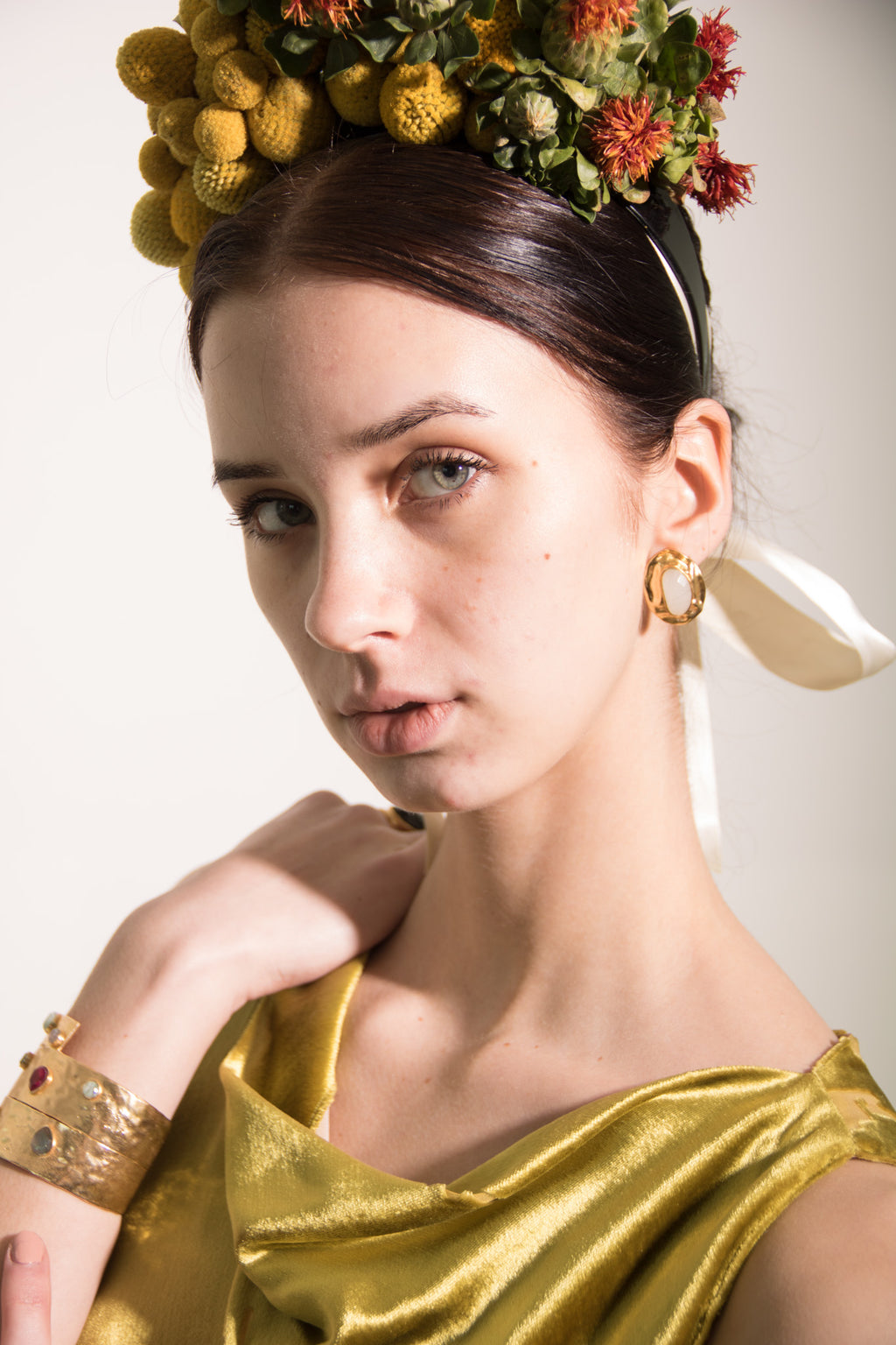 OLIVA, ARETES CON PIEDRAS NATURALES Y BAÑO DE ORO