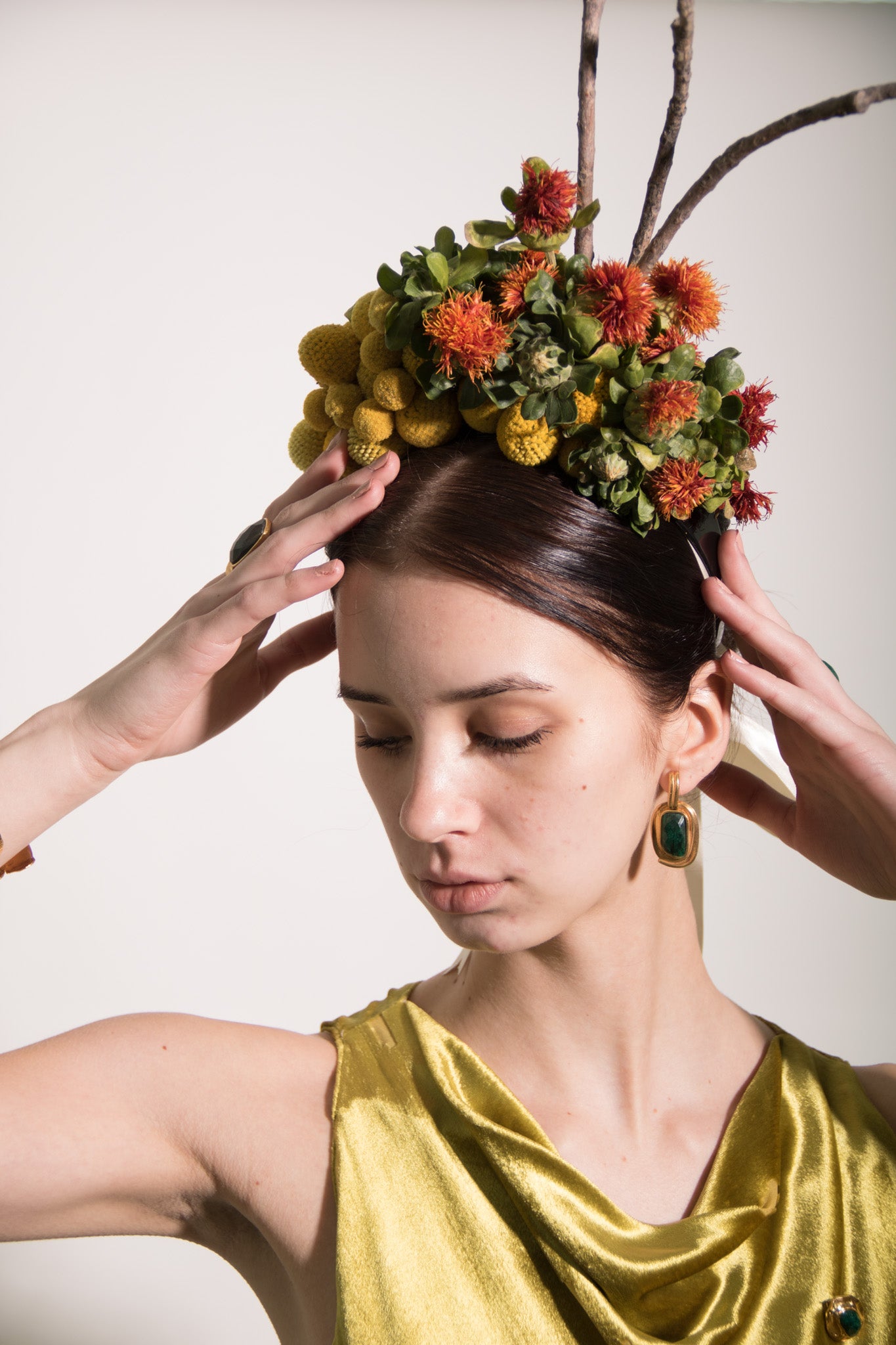 CASSIA , ARETES CON PIEDRAS NATURALES Y BAÑO DE ORO