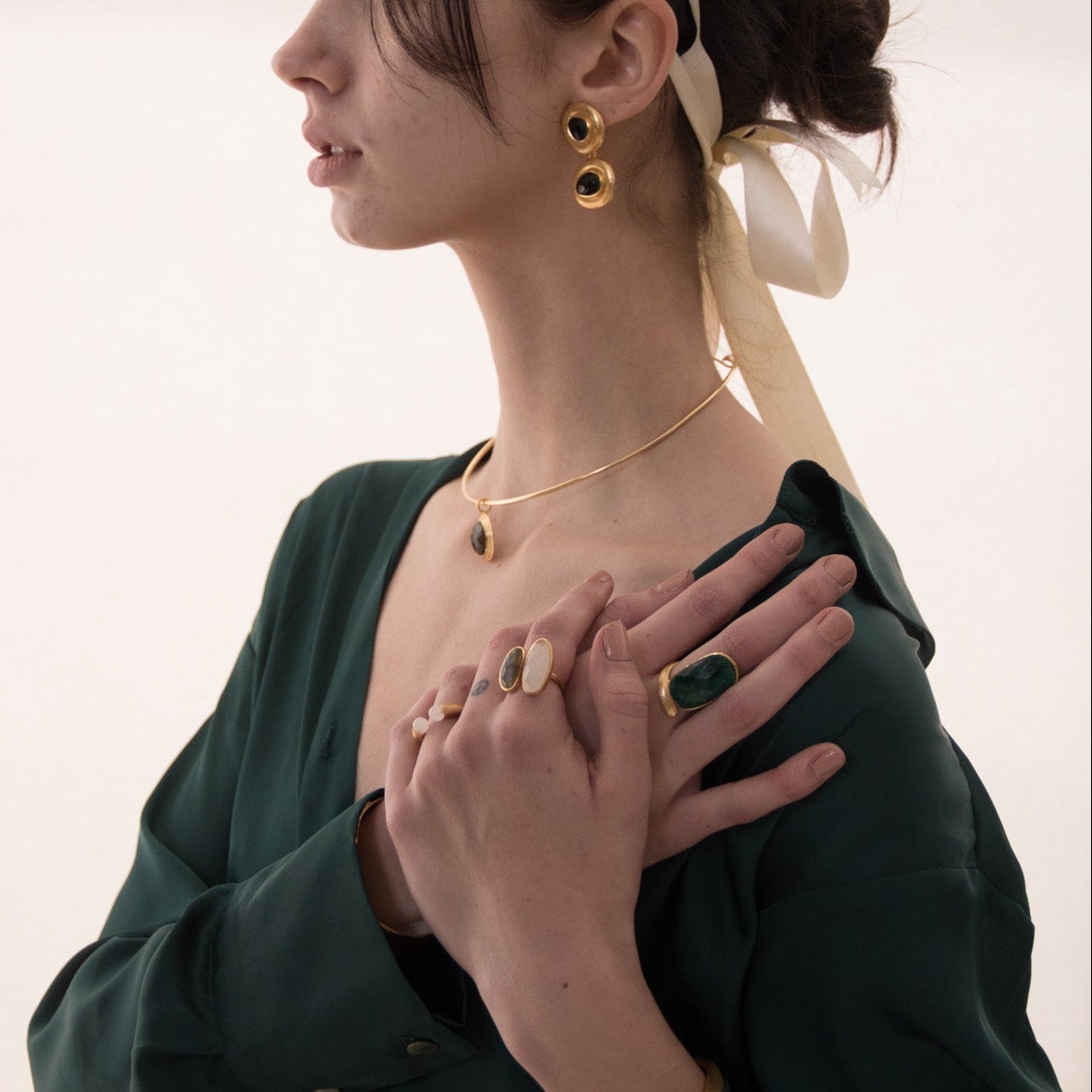 RUT, ANILLO CON PIEDRAS NATURALES Y BAÑO DE ORO DE 14K