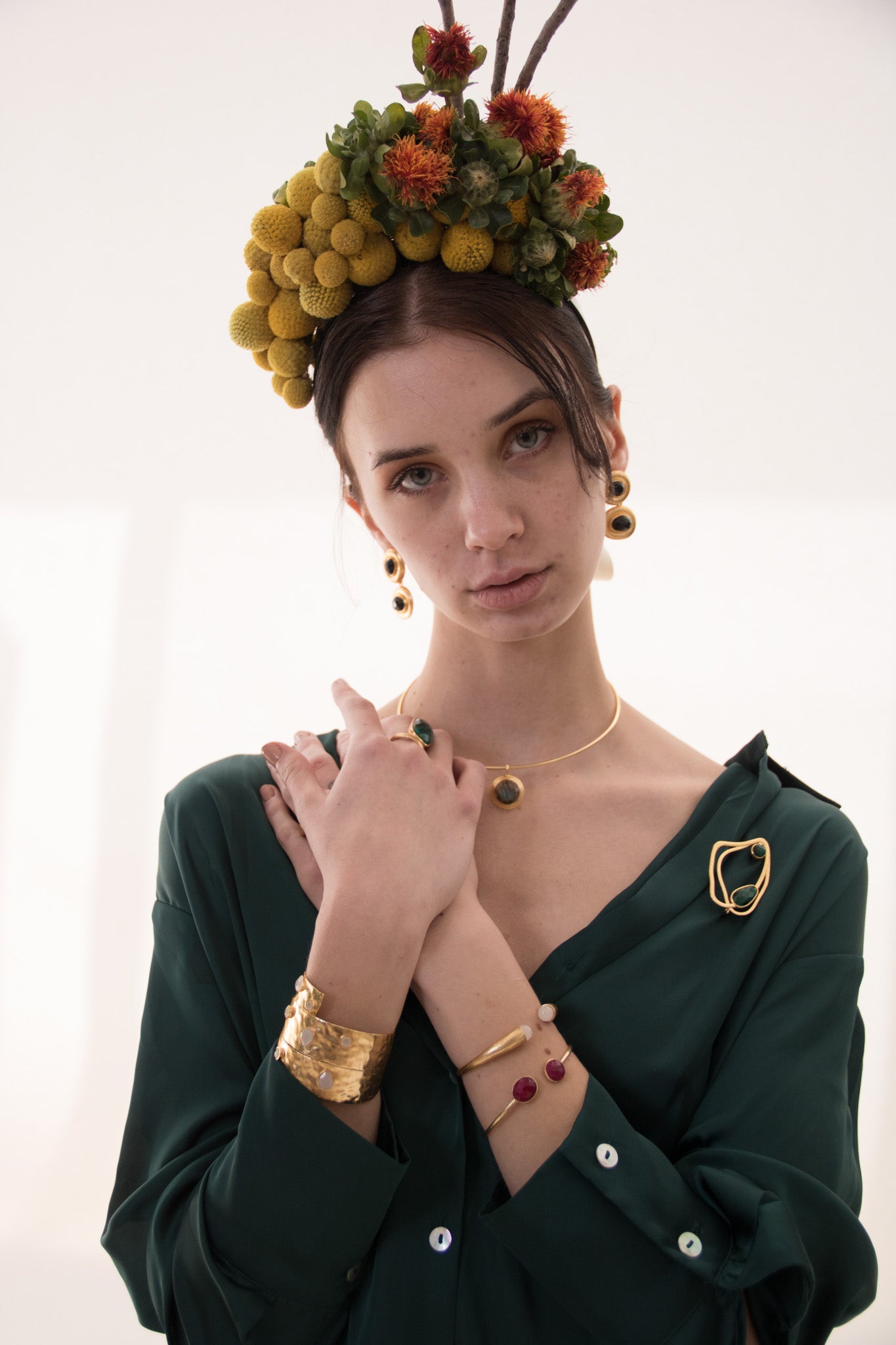 PRENDEDOR PARA LA ROPA, AYLA CON PIEDRAS NATURALES Y BAÑO DE ORO DE 14K