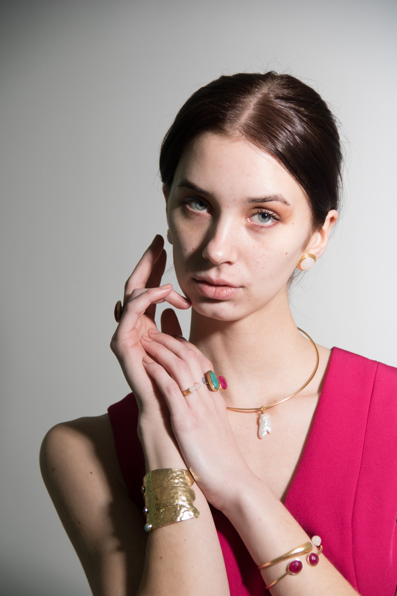 ALBERTHA, ARETES CON PIEDRAS NATURALES Y BAÑO DE ORO