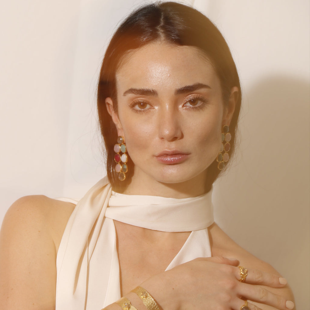 AVIVA, ARETES CON PIEDRAS NATURALES Y BAÑO DE ORO