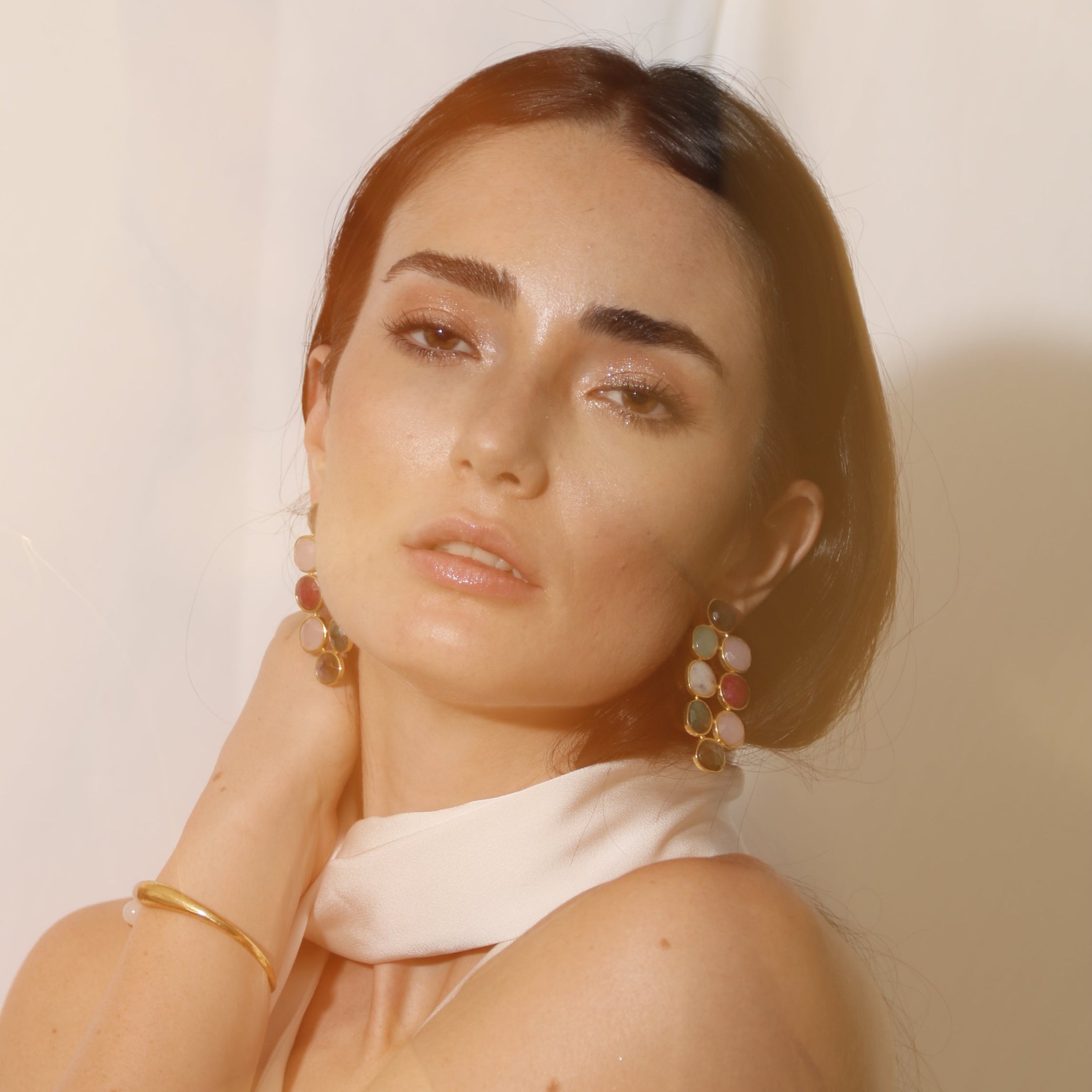 AVIVA, ARETES CON PIEDRAS NATURALES Y BAÑO DE ORO