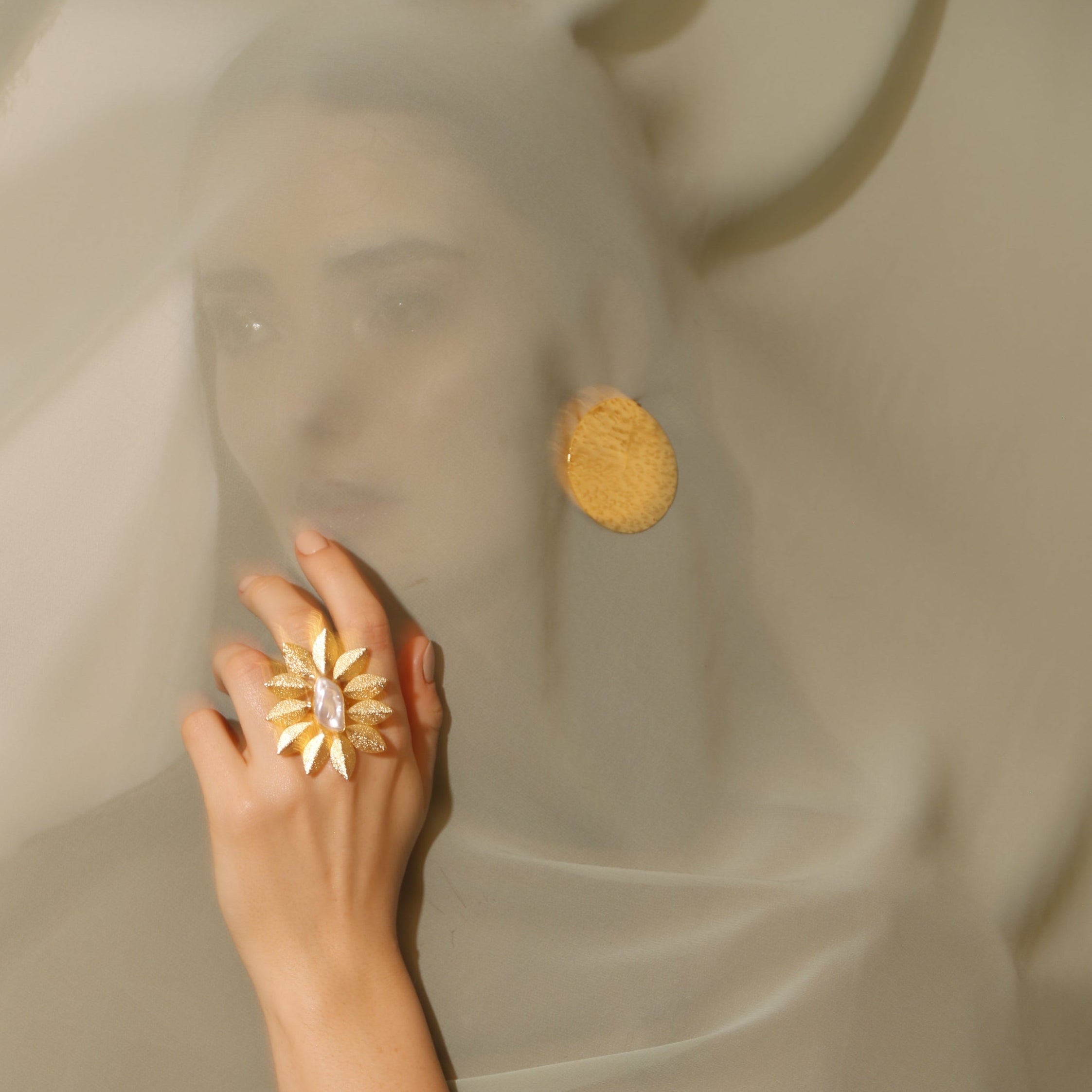 INDAH, ANILLO CON PERLA BARROCA Y BAÑO DE ORO