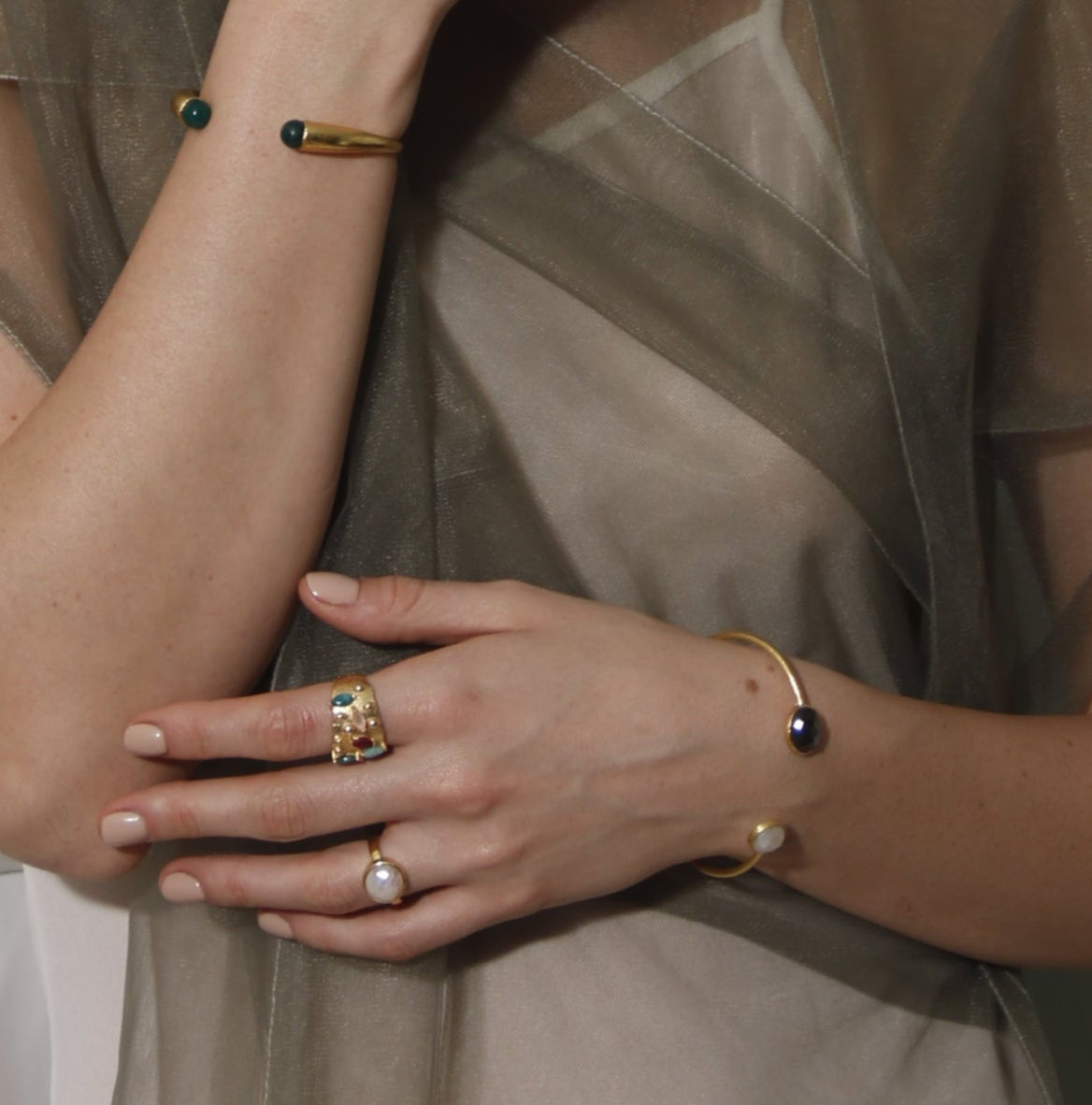 ATMA, ANILLO CON PIEDRAS NATURALES Y BAÑO DE ORO