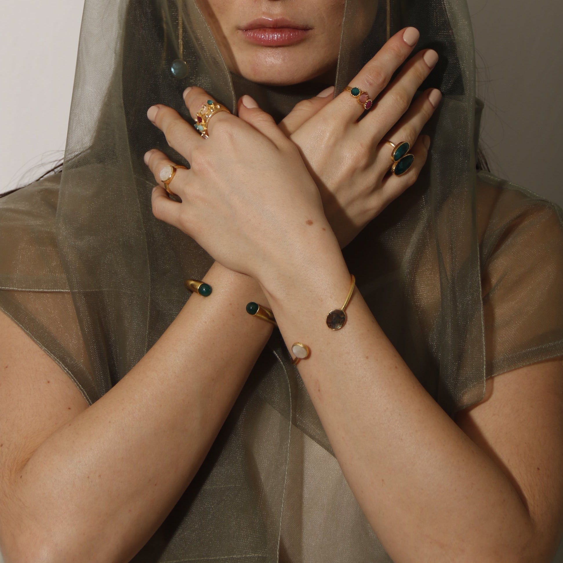 ATMA, ANILLO CON PIEDRAS NATURALES Y BAÑO DE ORO