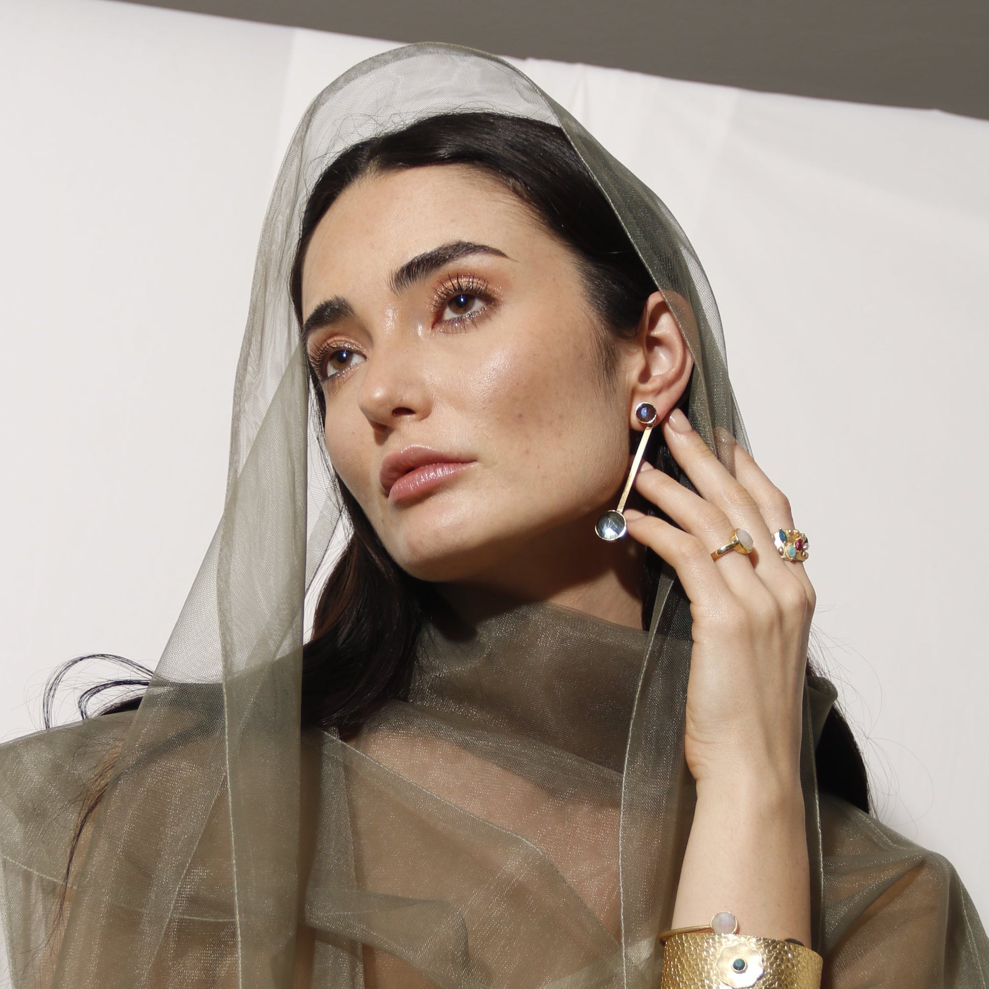 LOLLA, ARETES DESMONTABLES CON PIEDRAS NATURALES Y BAÑO DE ORO