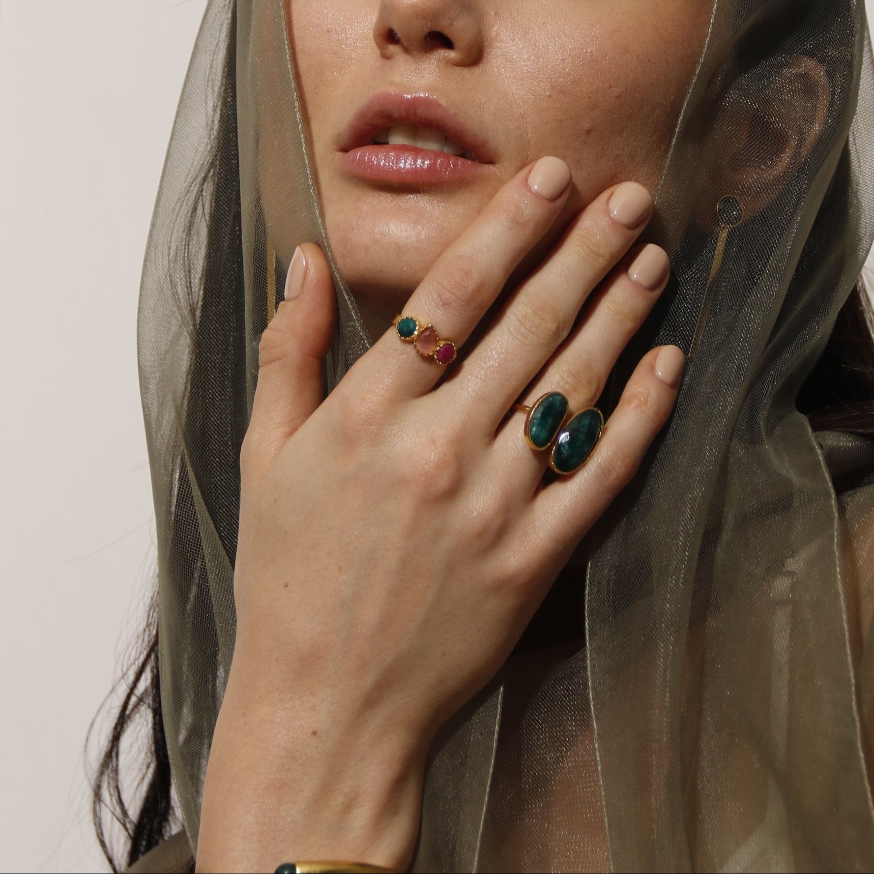 SARI, ANILLO CON PIEDRAS NATURALES Y BAÑO DE ORO