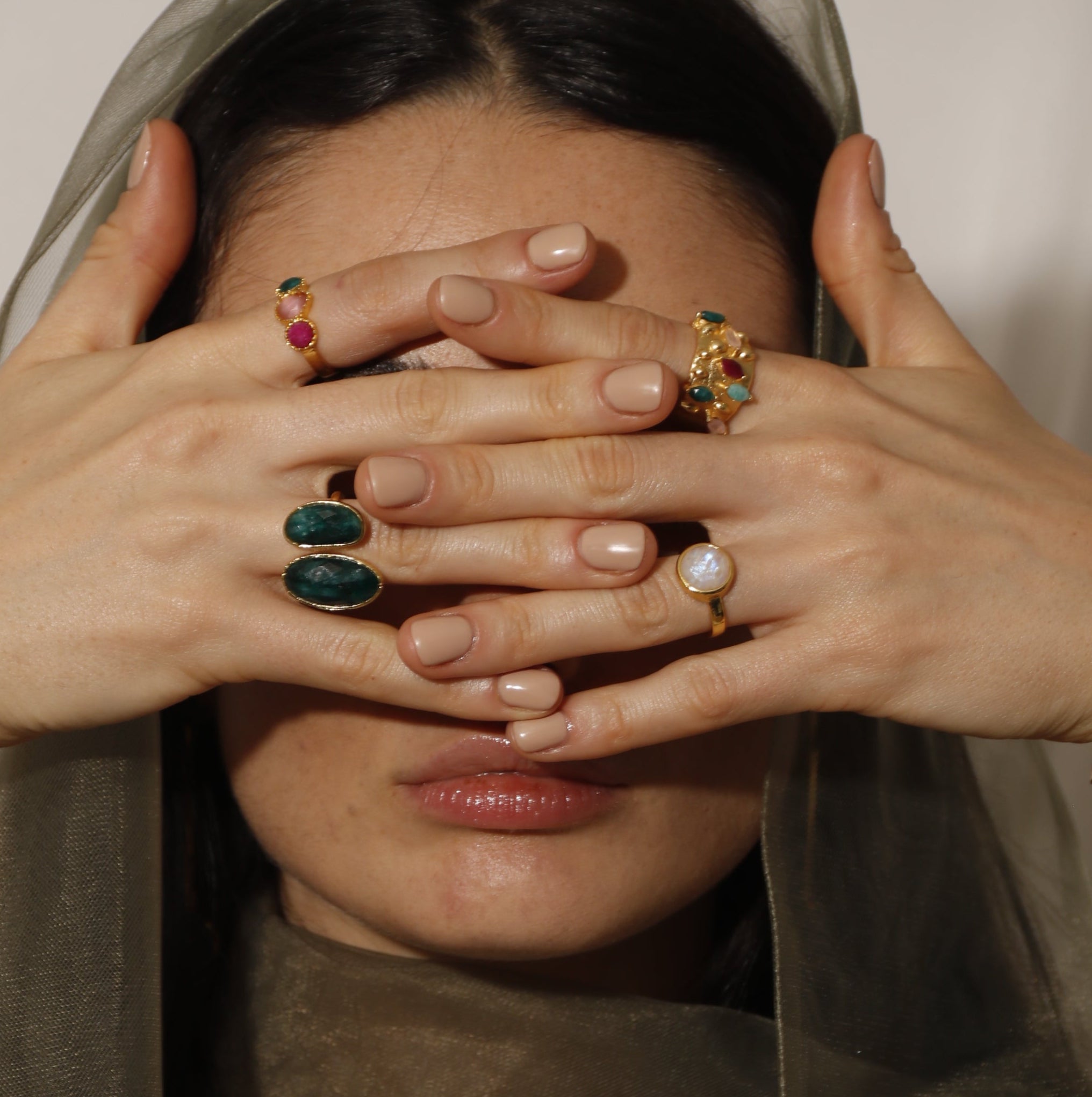 ATMA, ANILLO CON PIEDRAS NATURALES Y BAÑO DE ORO