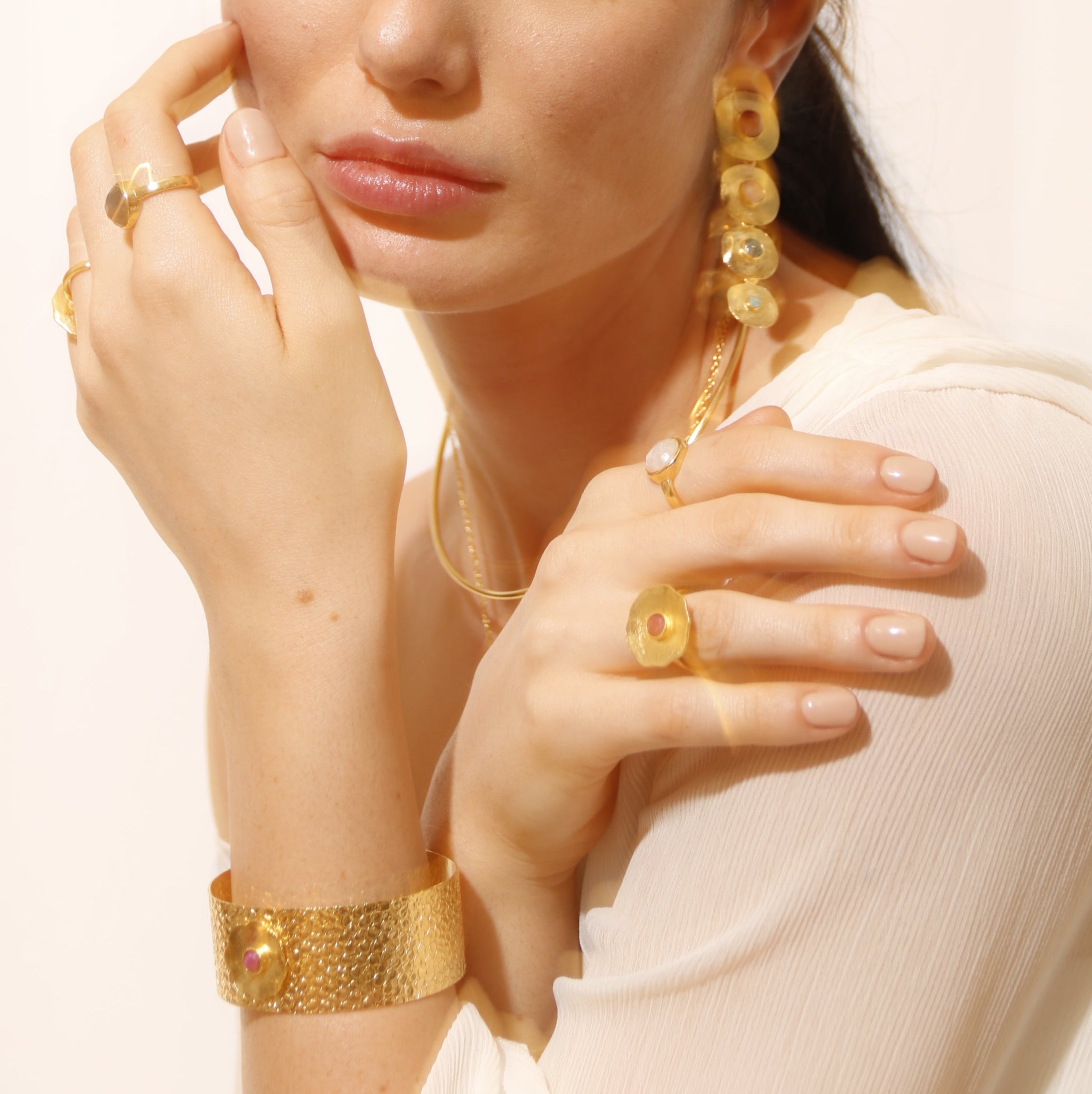 PADMA, ANILLO CON PIEDRAS NATURALES Y BAÑO DE ORO