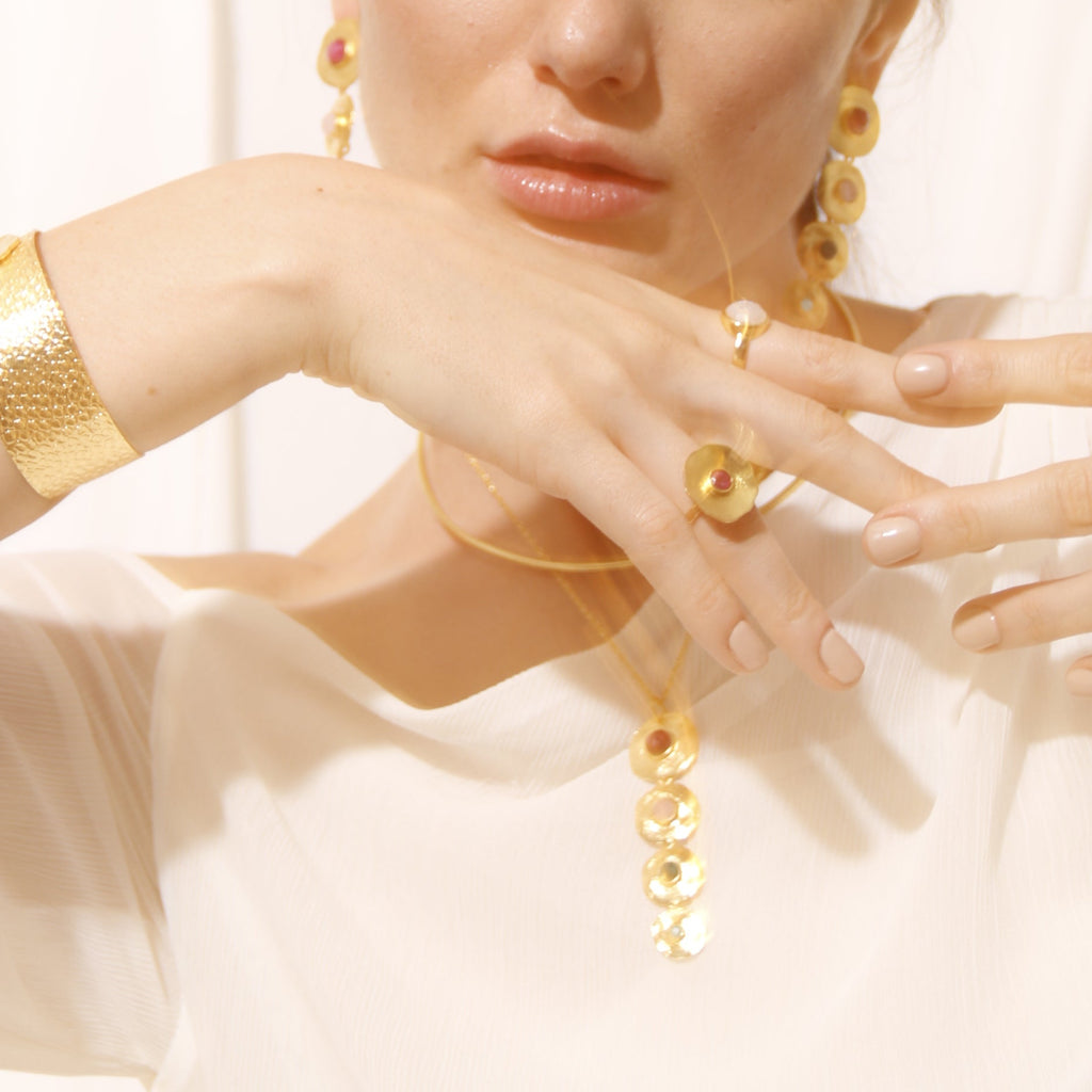 PADMA, ANILLO CON PIEDRAS NATURALES Y BAÑO DE ORO