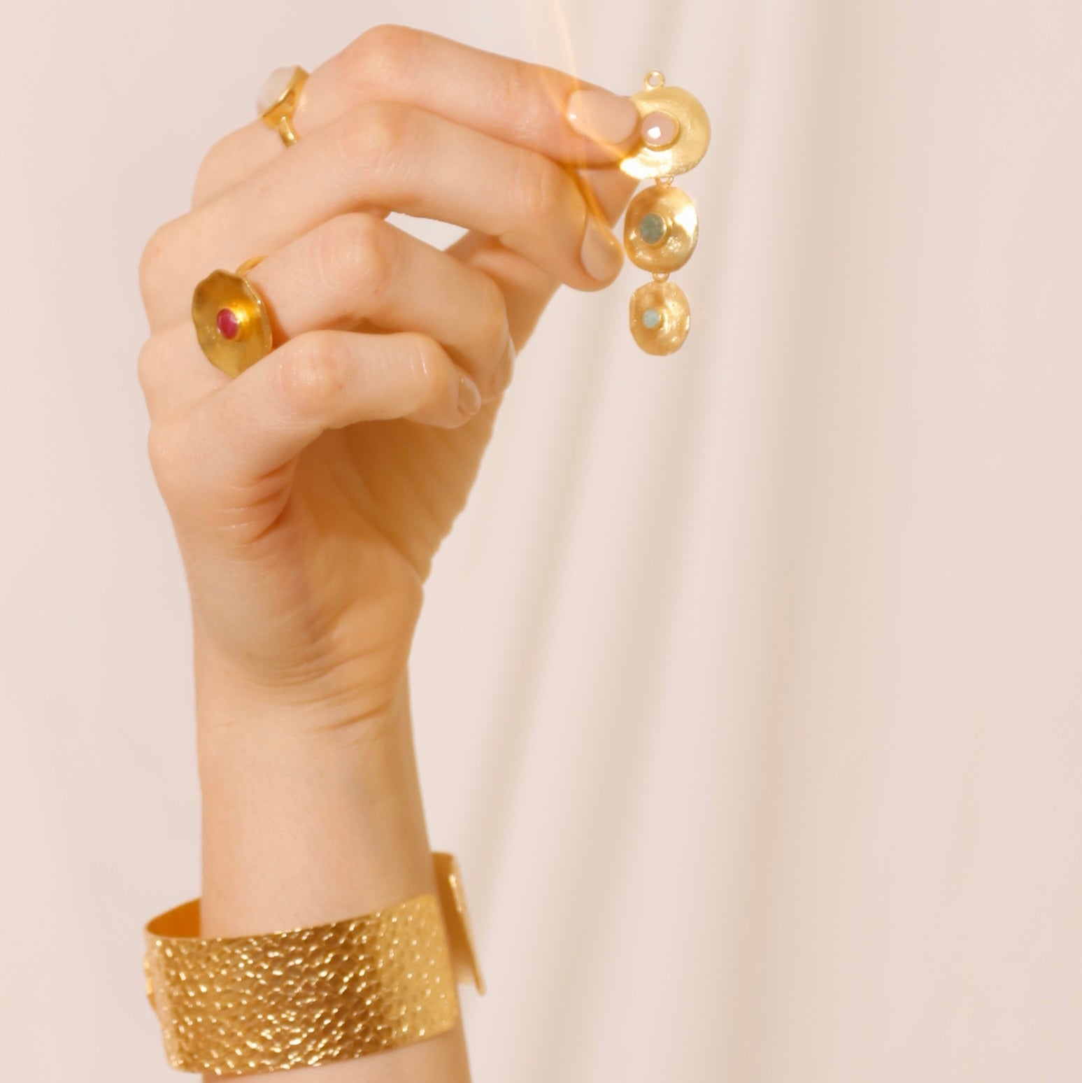 PADMA, ARETES DESMONTABLES CON PIEDRAS NATURALES Y BAÑO DE ORO