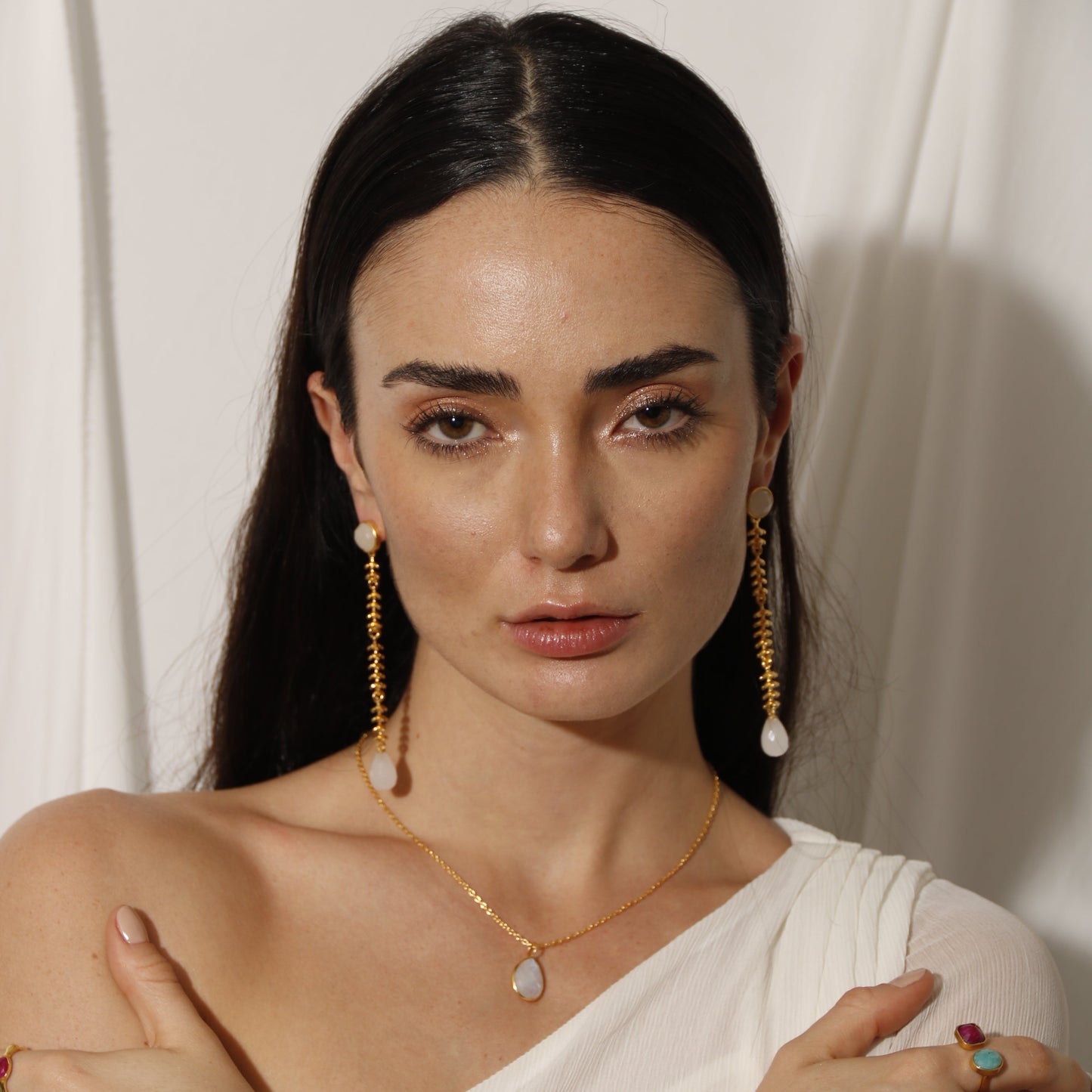SAKTI, ARETES CON PIEDRAS NATURALES Y BAÑO DE ORO