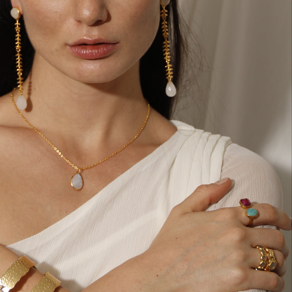 MARGOT, Anillo con piedras naturales y baño de oro