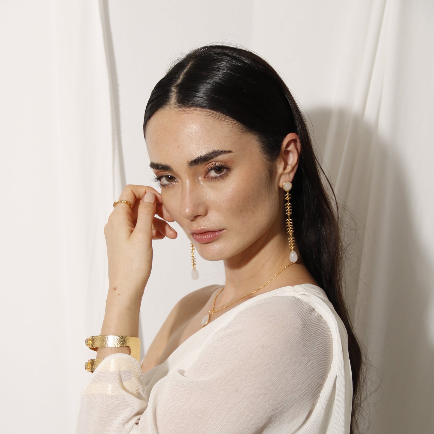 SAKTI, ARETES CON PIEDRAS NATURALES Y BAÑO DE ORO